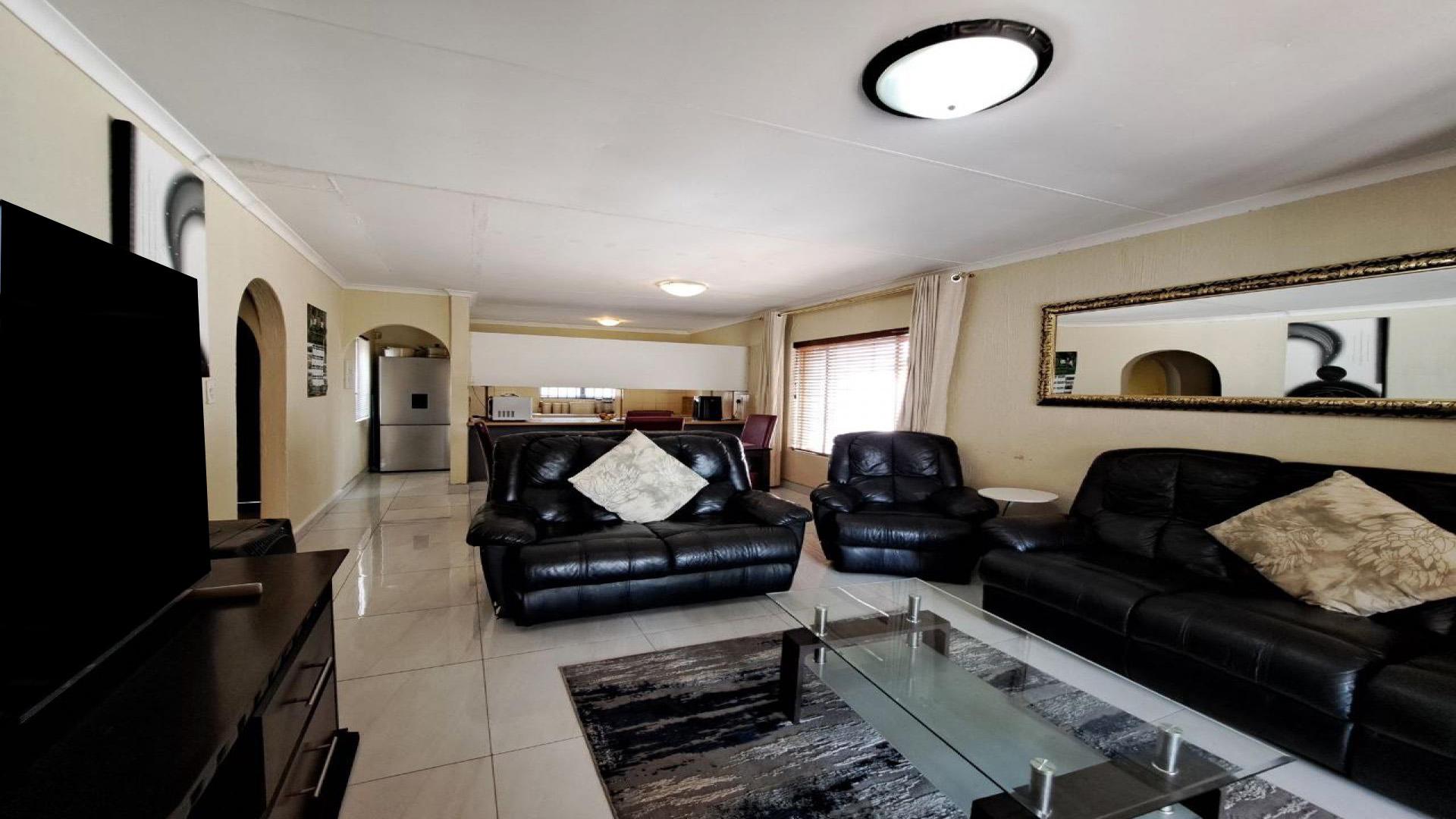 Lounges of property in The Reeds