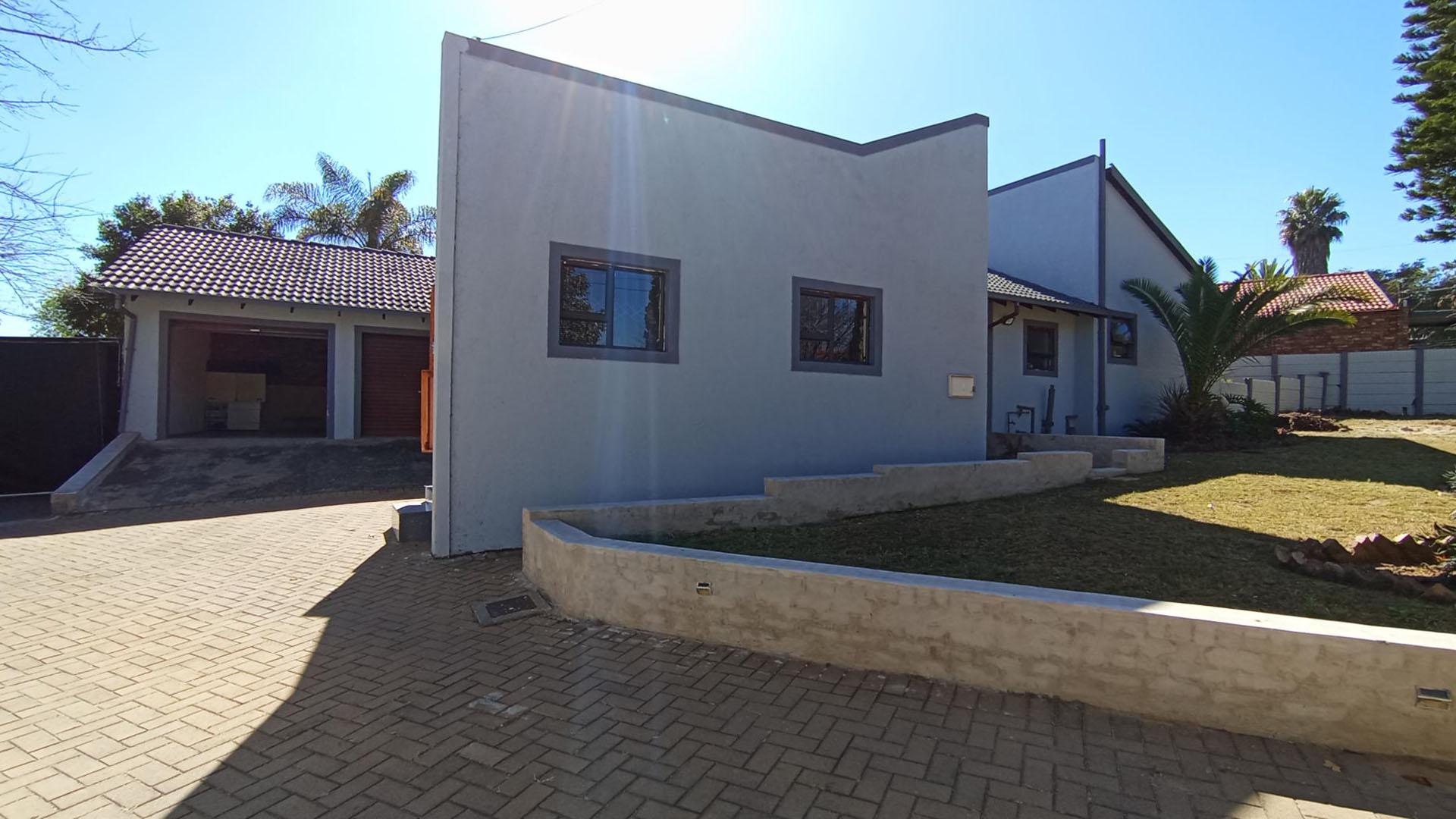 Front View of property in The Reeds
