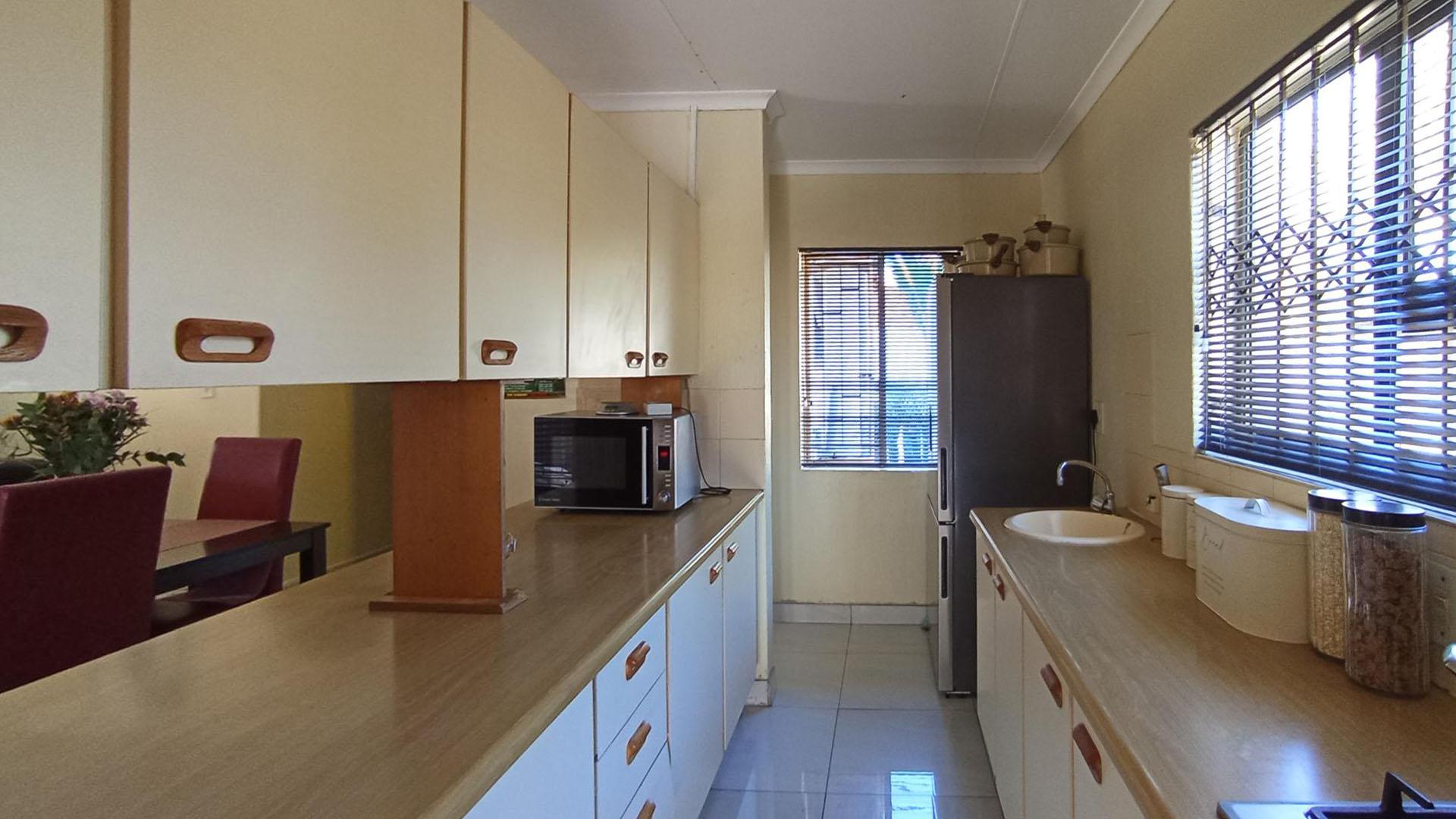 Kitchen - 9 square meters of property in The Reeds