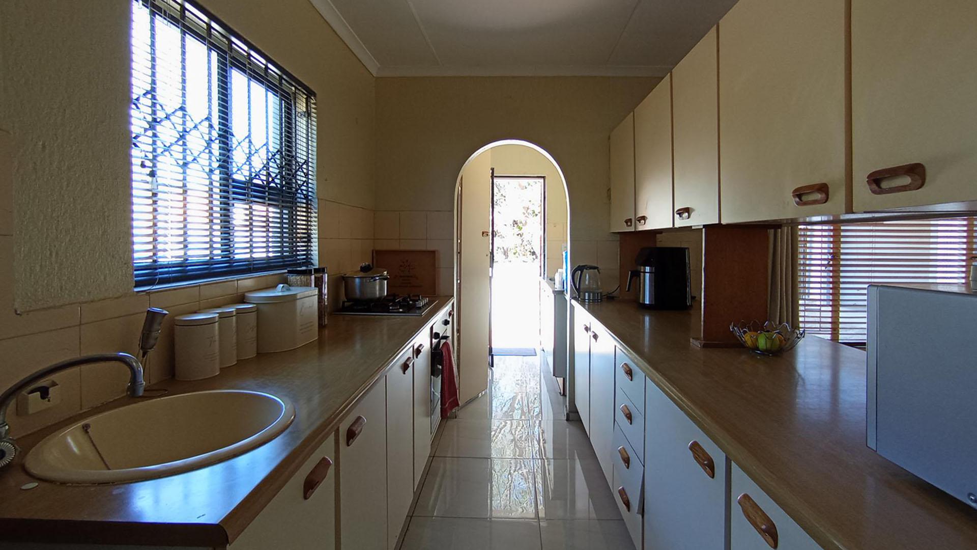 Kitchen - 9 square meters of property in The Reeds