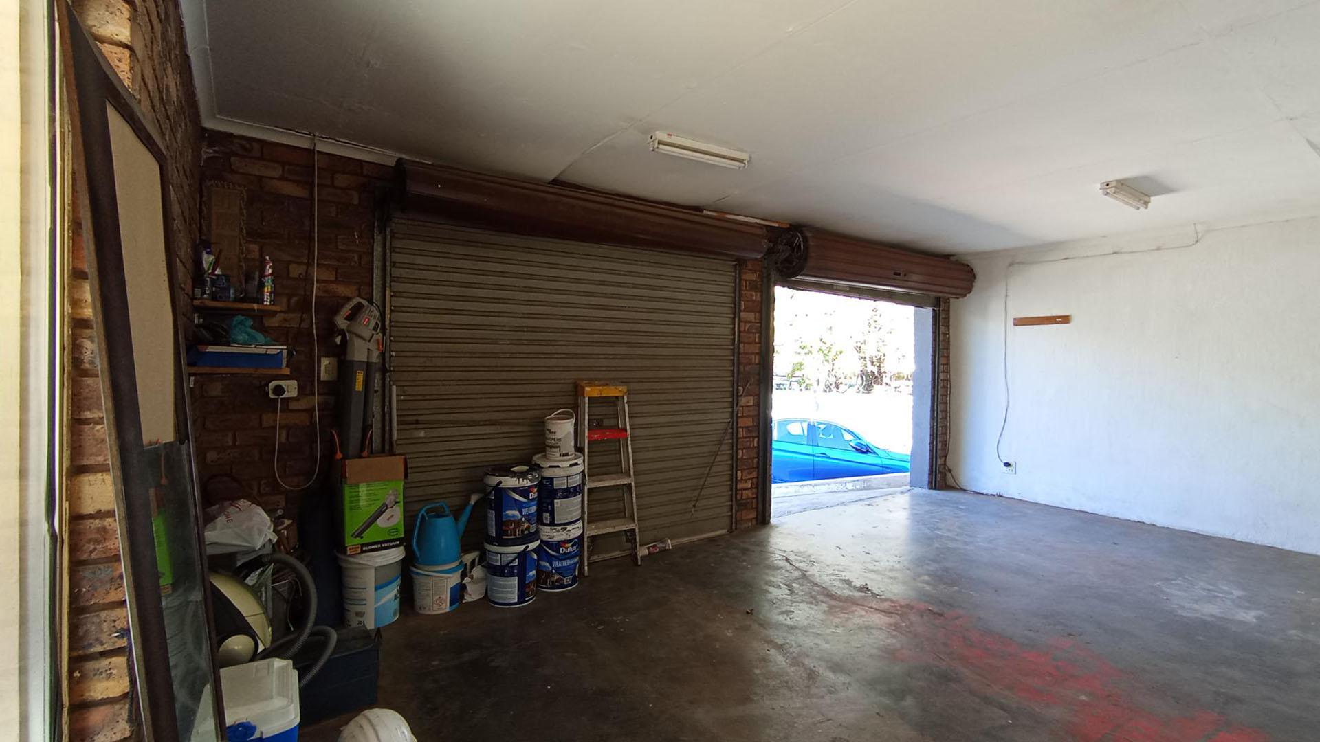 Garage - 42 square meters of property in The Reeds