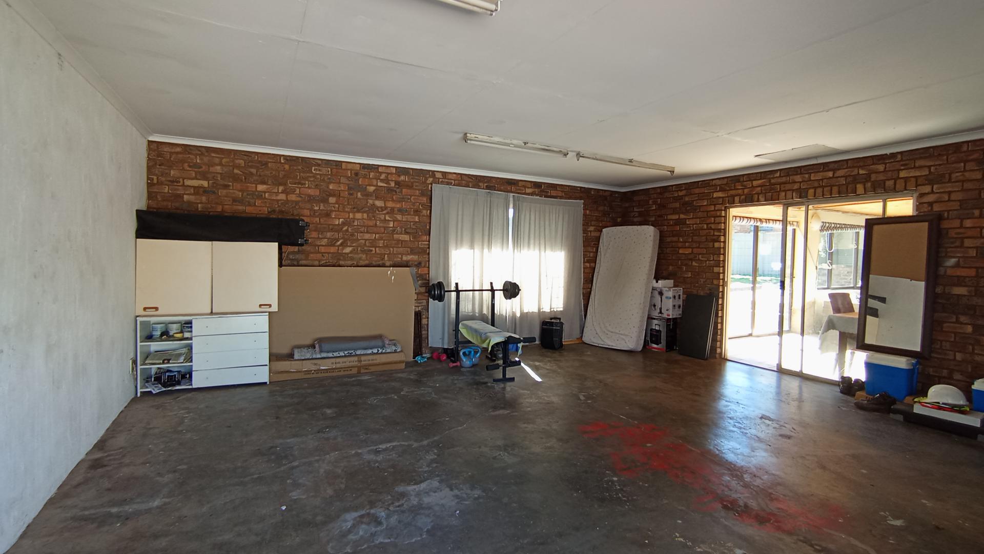 Garage - 42 square meters of property in The Reeds