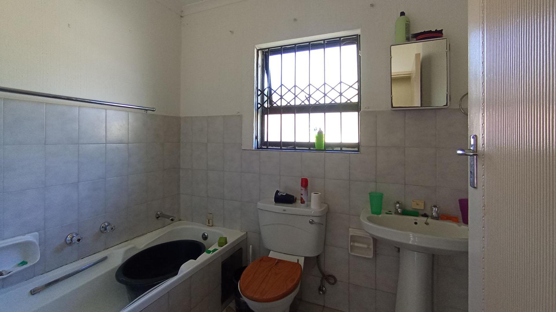 Bathroom 1 - 6 square meters of property in The Reeds