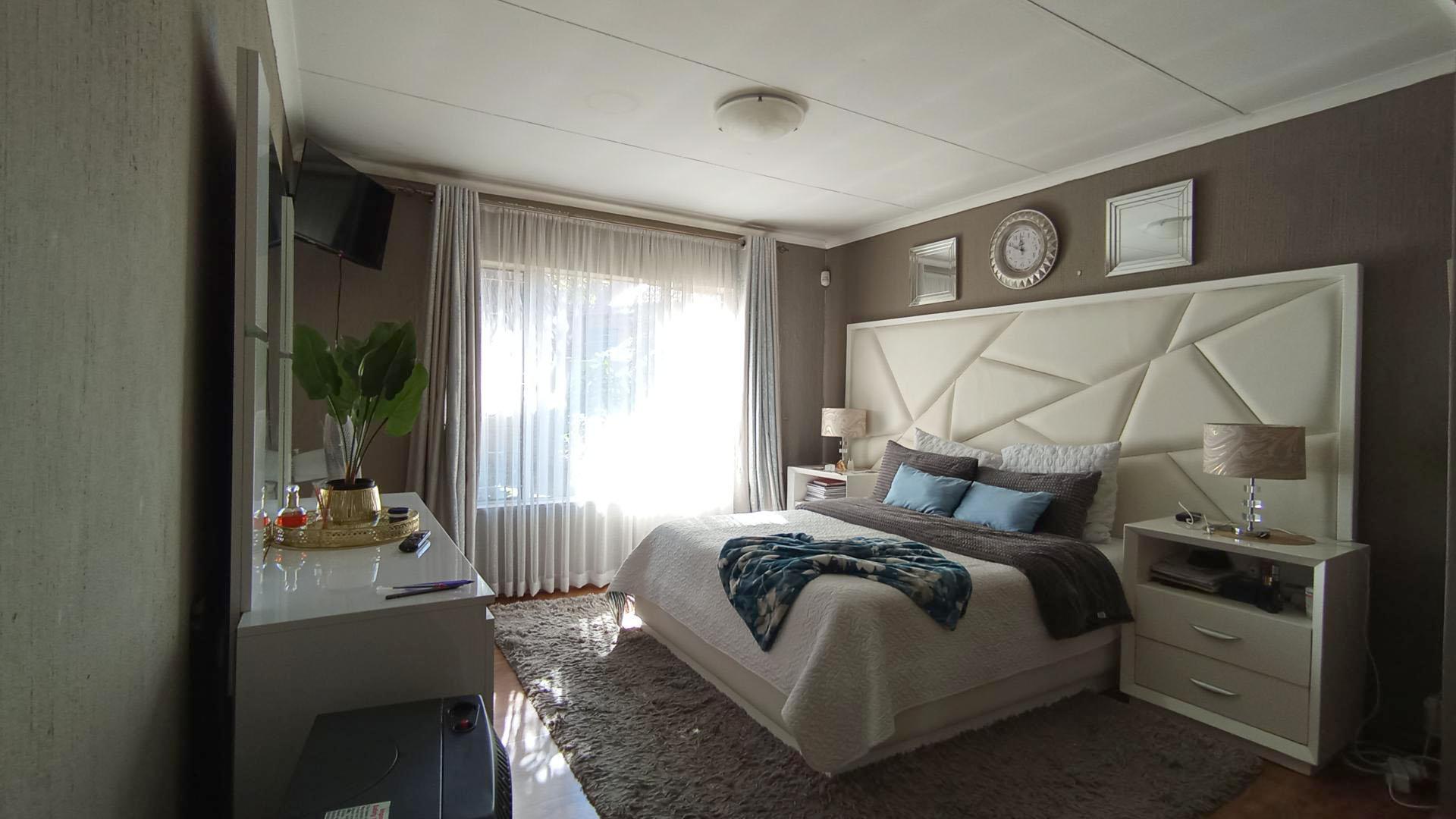 Main Bedroom - 24 square meters of property in The Reeds