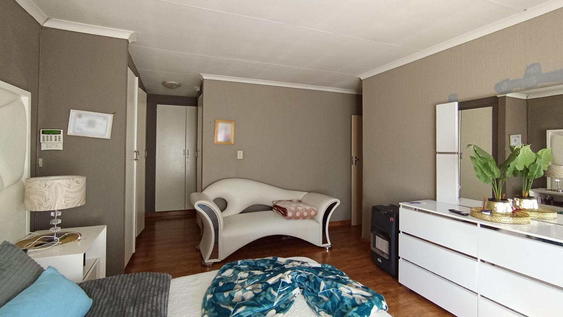 Main Bedroom - 24 square meters of property in The Reeds
