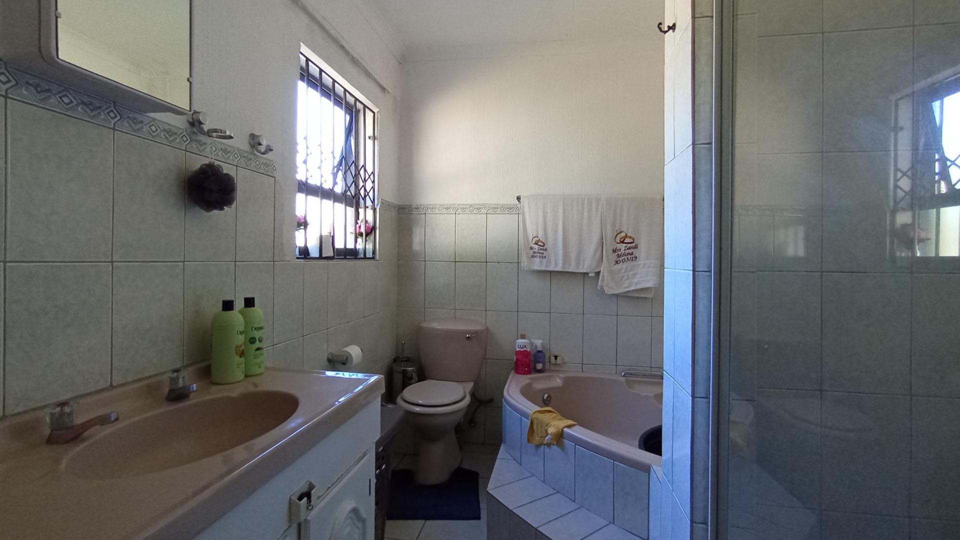 Main Bathroom - 6 square meters of property in The Reeds