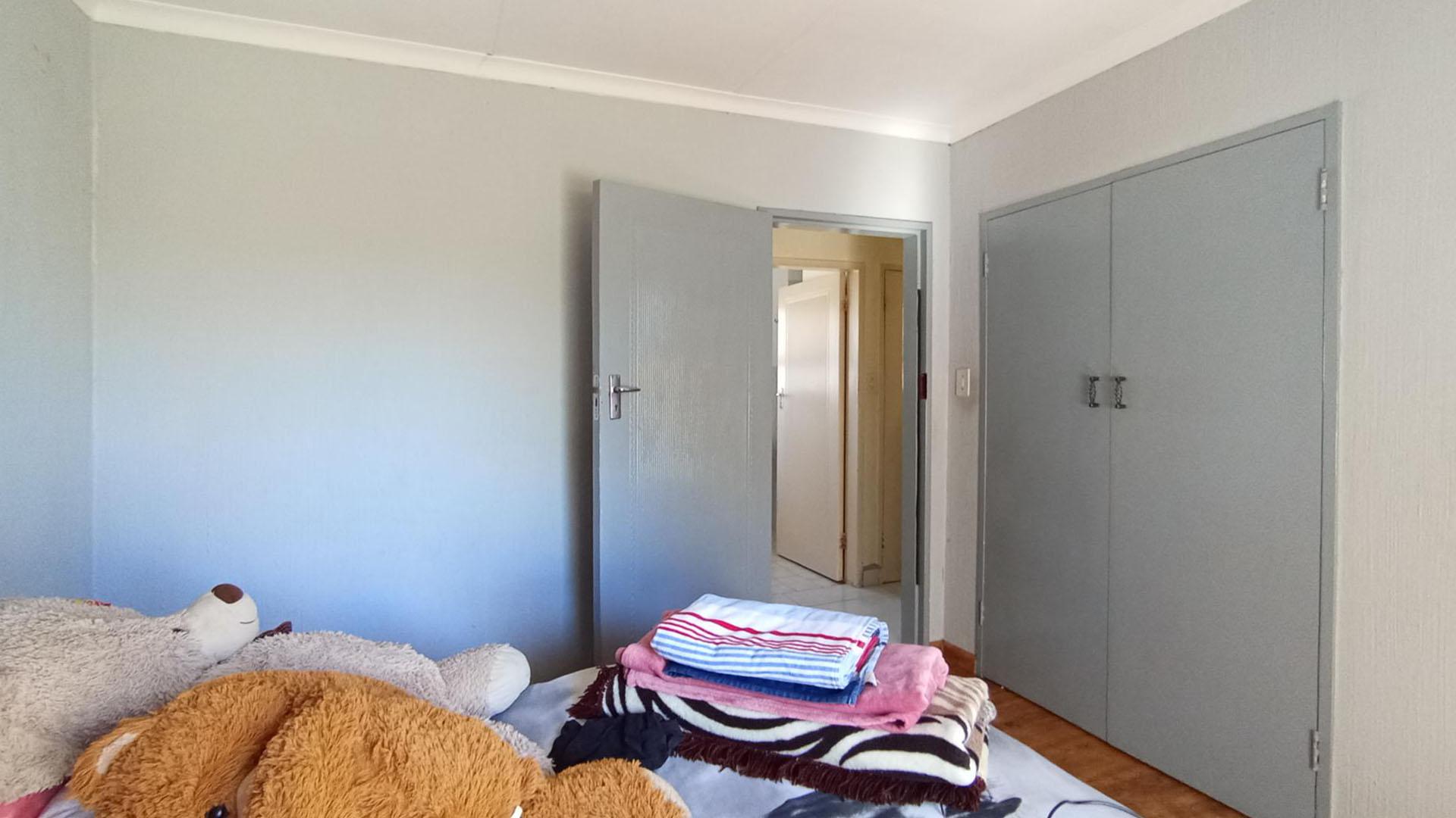 Bed Room 2 - 12 square meters of property in The Reeds