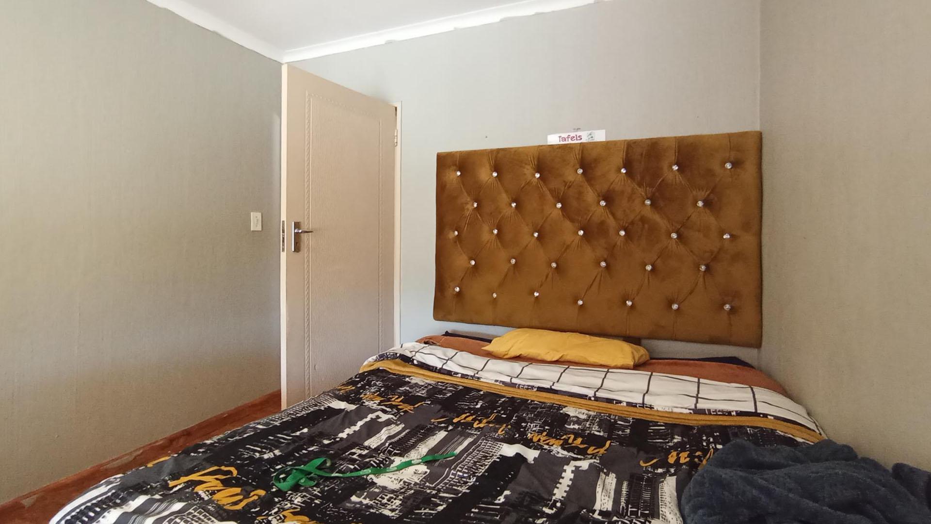 Bed Room 1 - 11 square meters of property in The Reeds