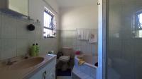 Main Bathroom - 6 square meters of property in The Reeds