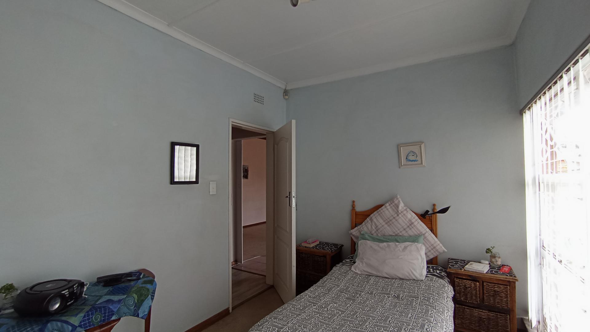 Bed Room 1 - 11 square meters of property in Edelweiss