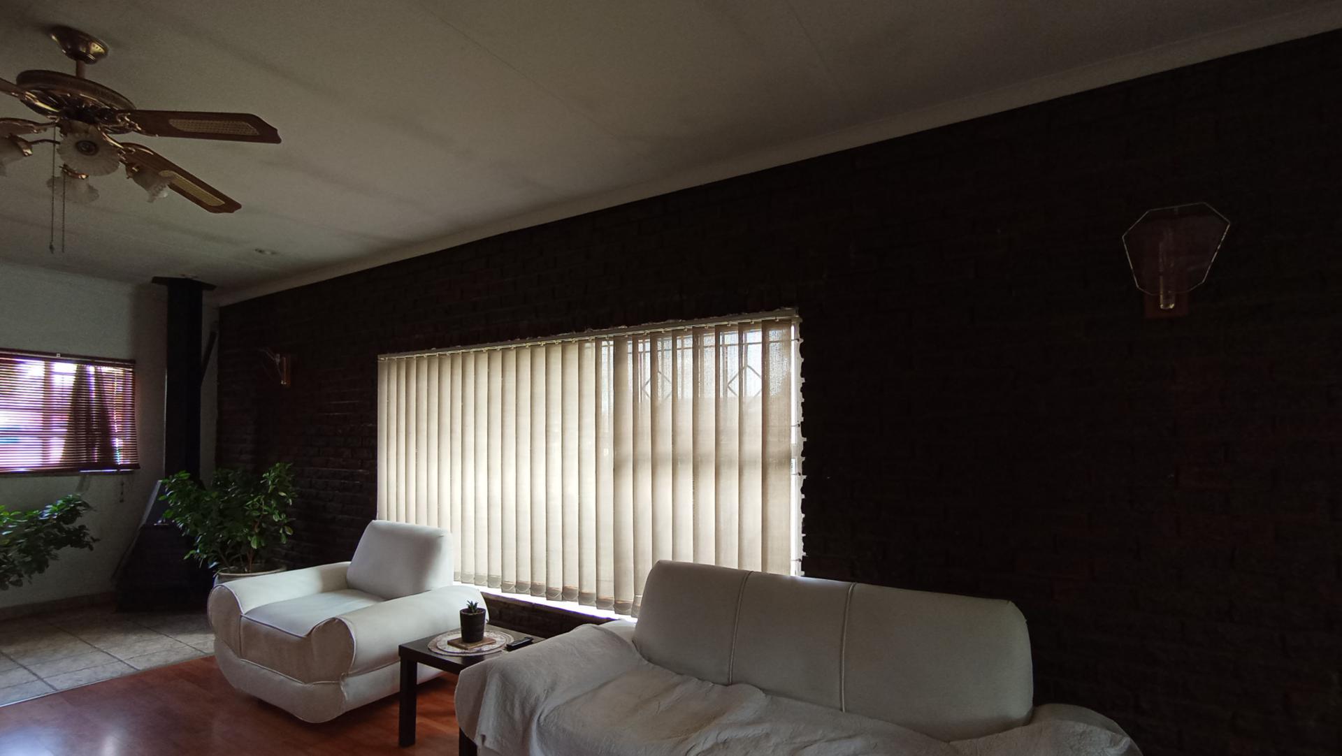 Lounges - 29 square meters of property in Edelweiss