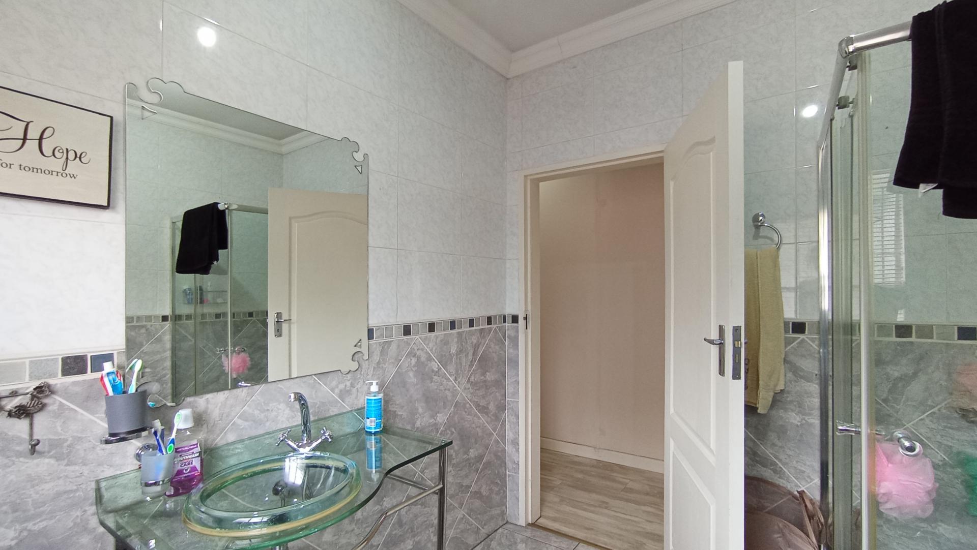 Bathroom 1 - 7 square meters of property in Edelweiss