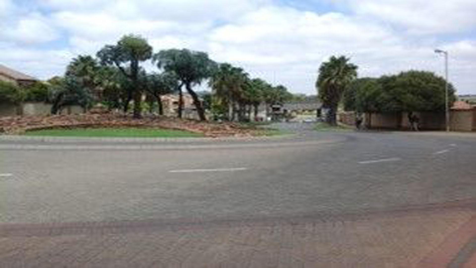 Front View of property in Mooikloof Ridge