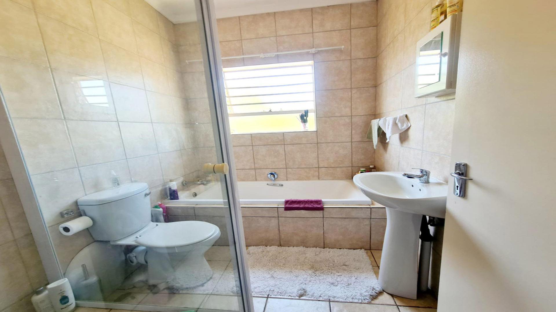 Bathroom 1 of property in Heuwelsig Estate