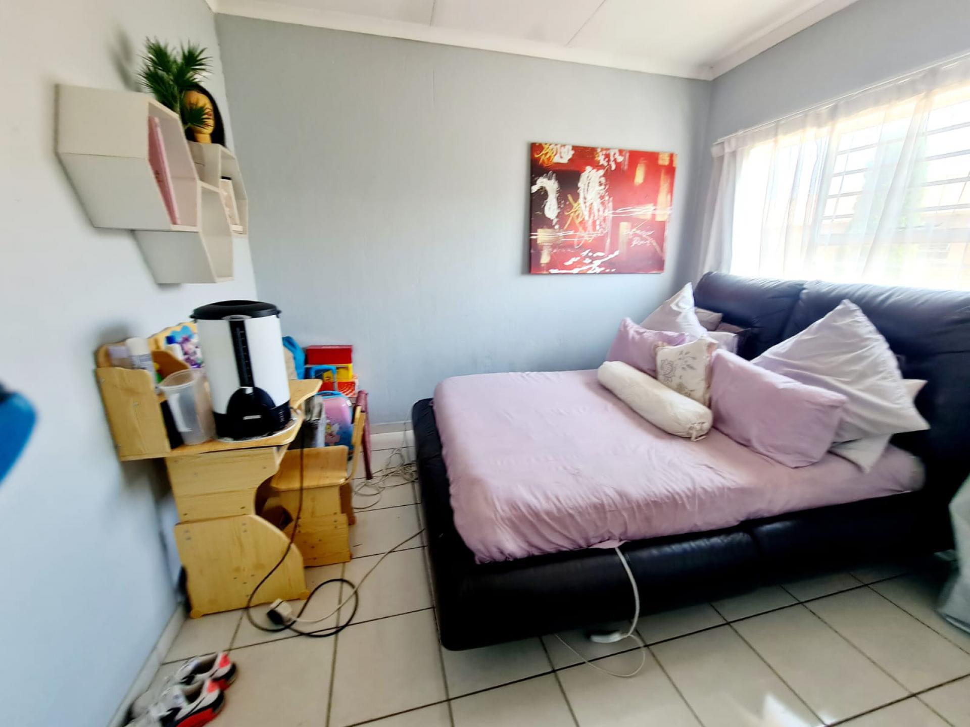 Bed Room 1 of property in Heuwelsig Estate