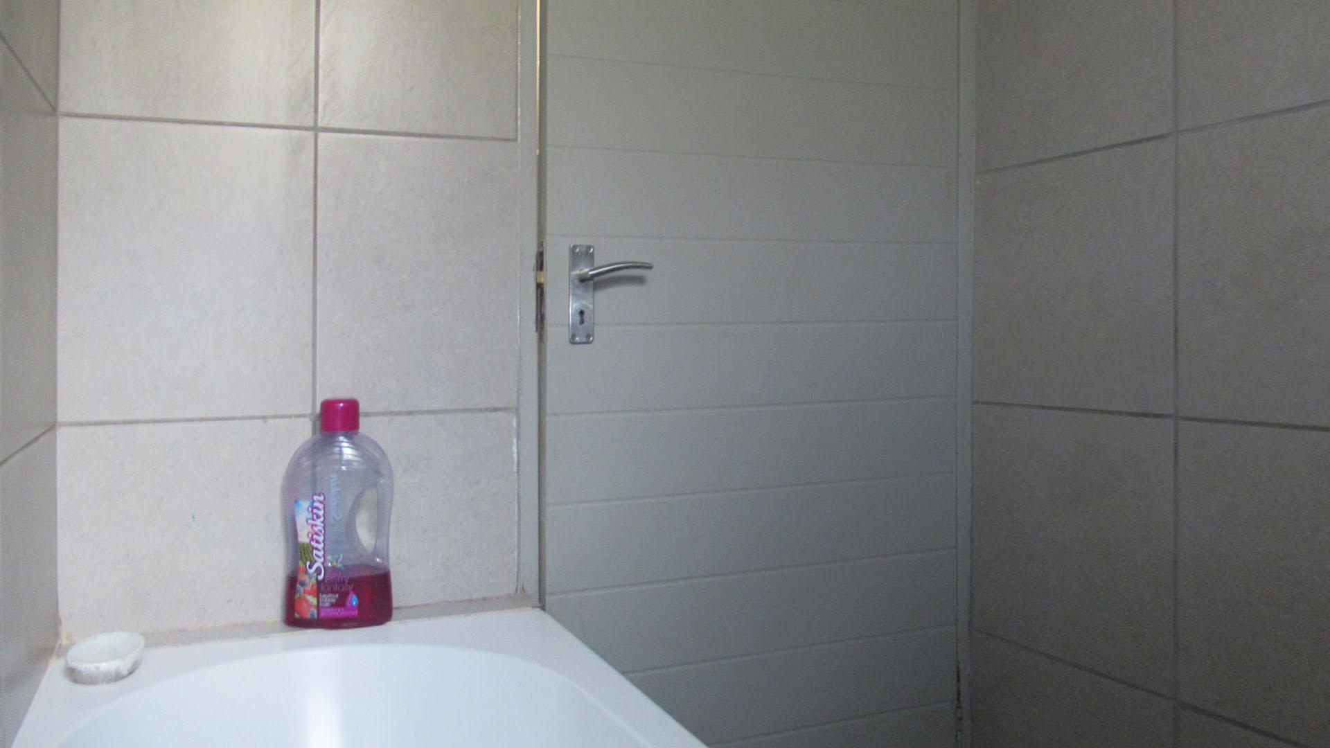 Bathroom 1 - 6 square meters of property in Protea Glen
