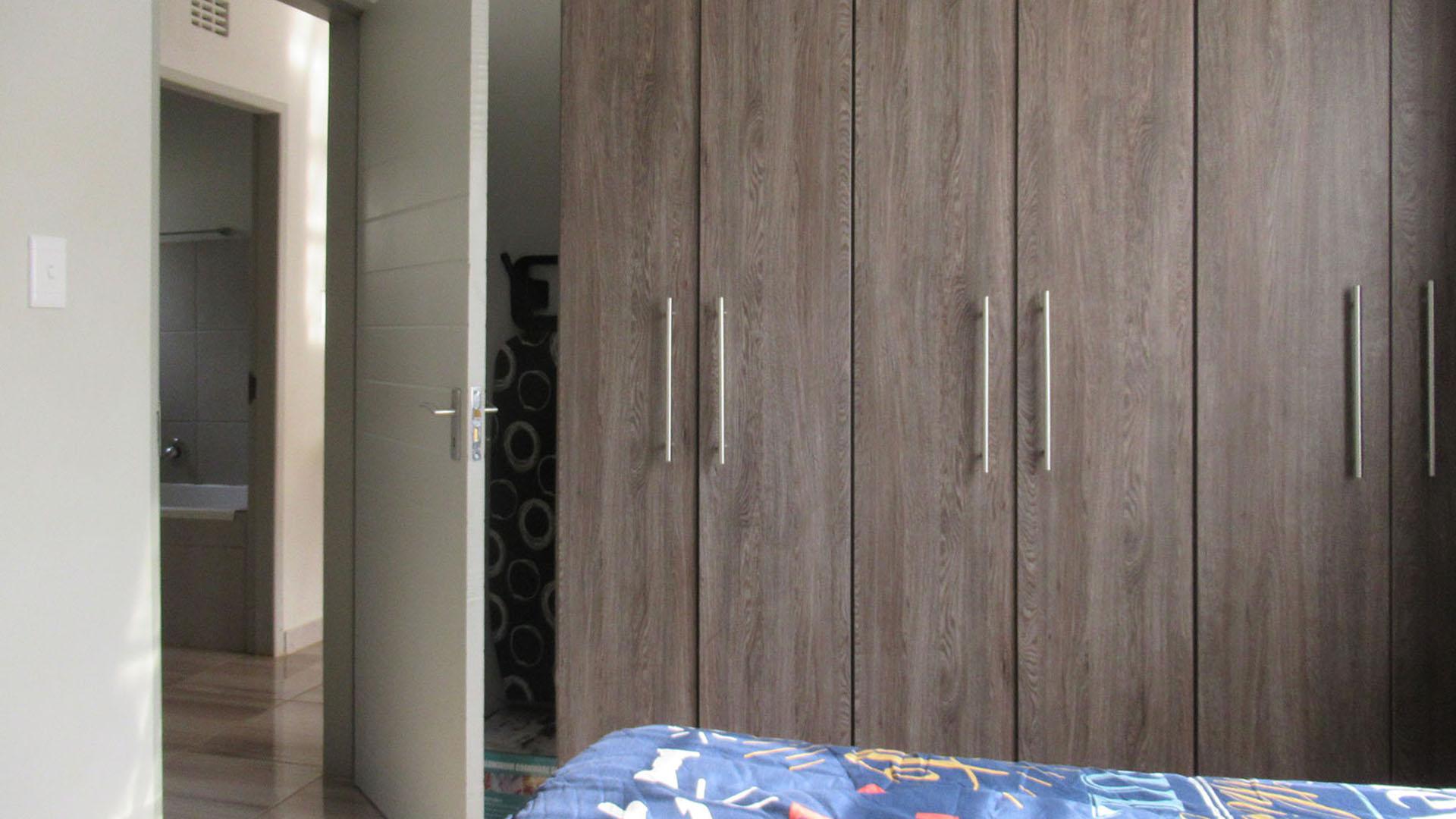 Bed Room 1 - 10 square meters of property in Protea Glen