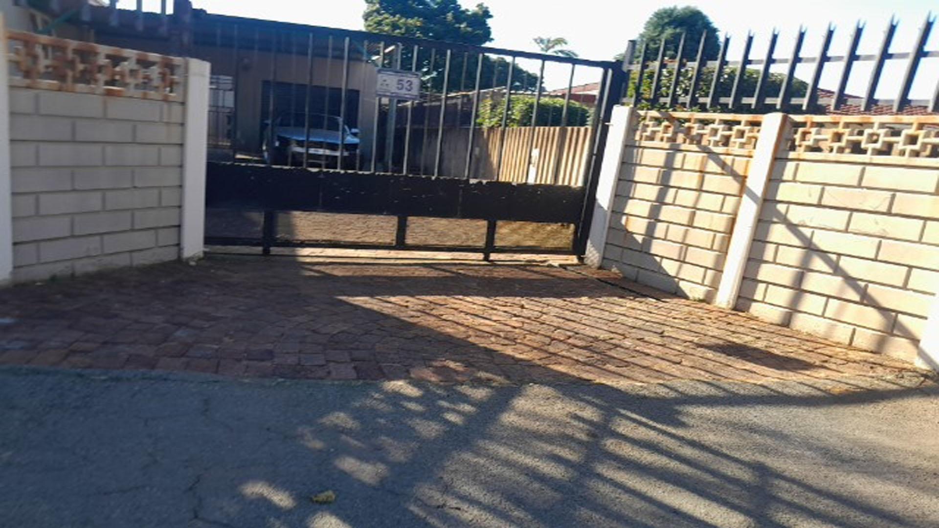 Front View of property in Primrose