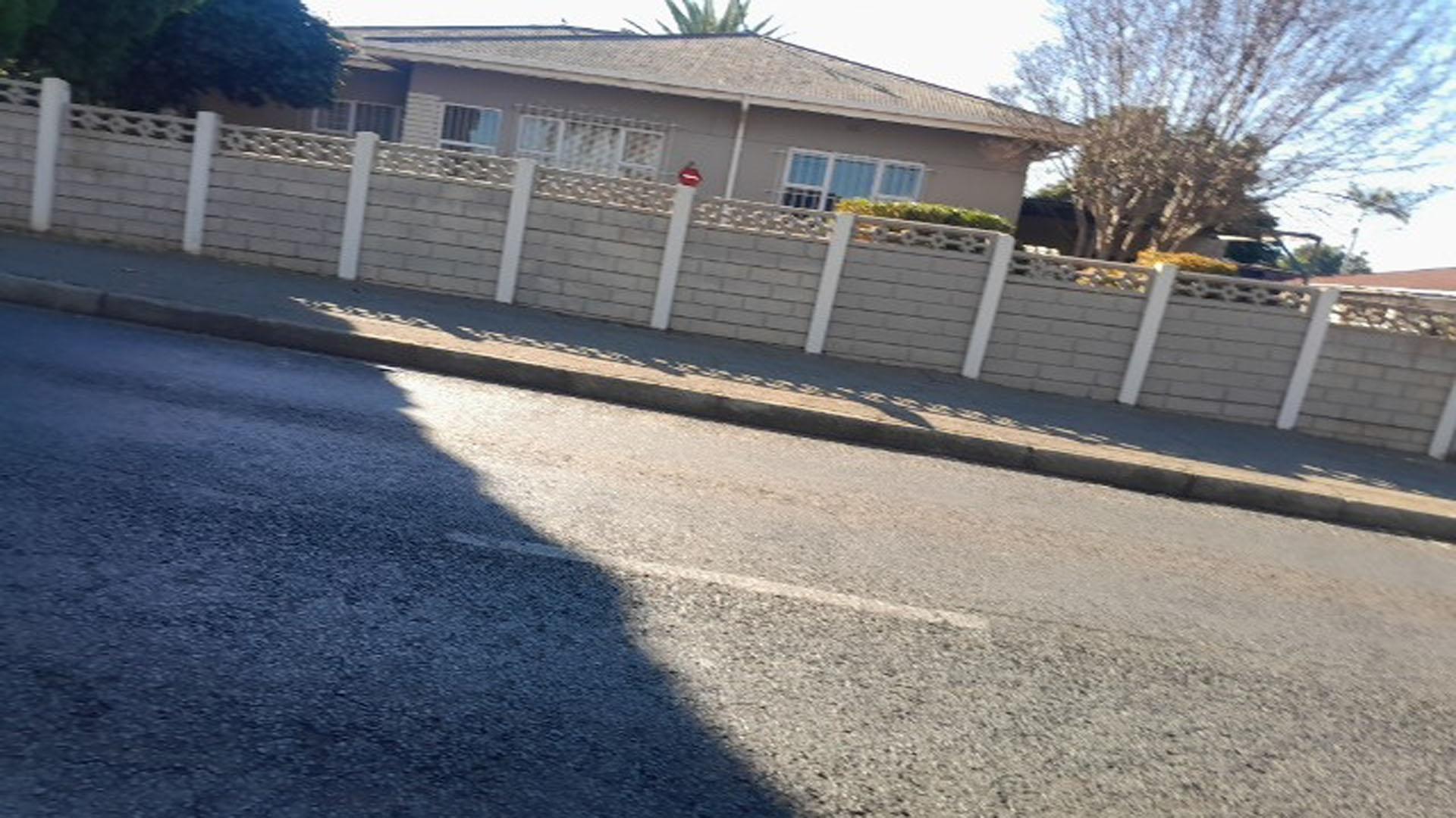 Front View of property in Primrose