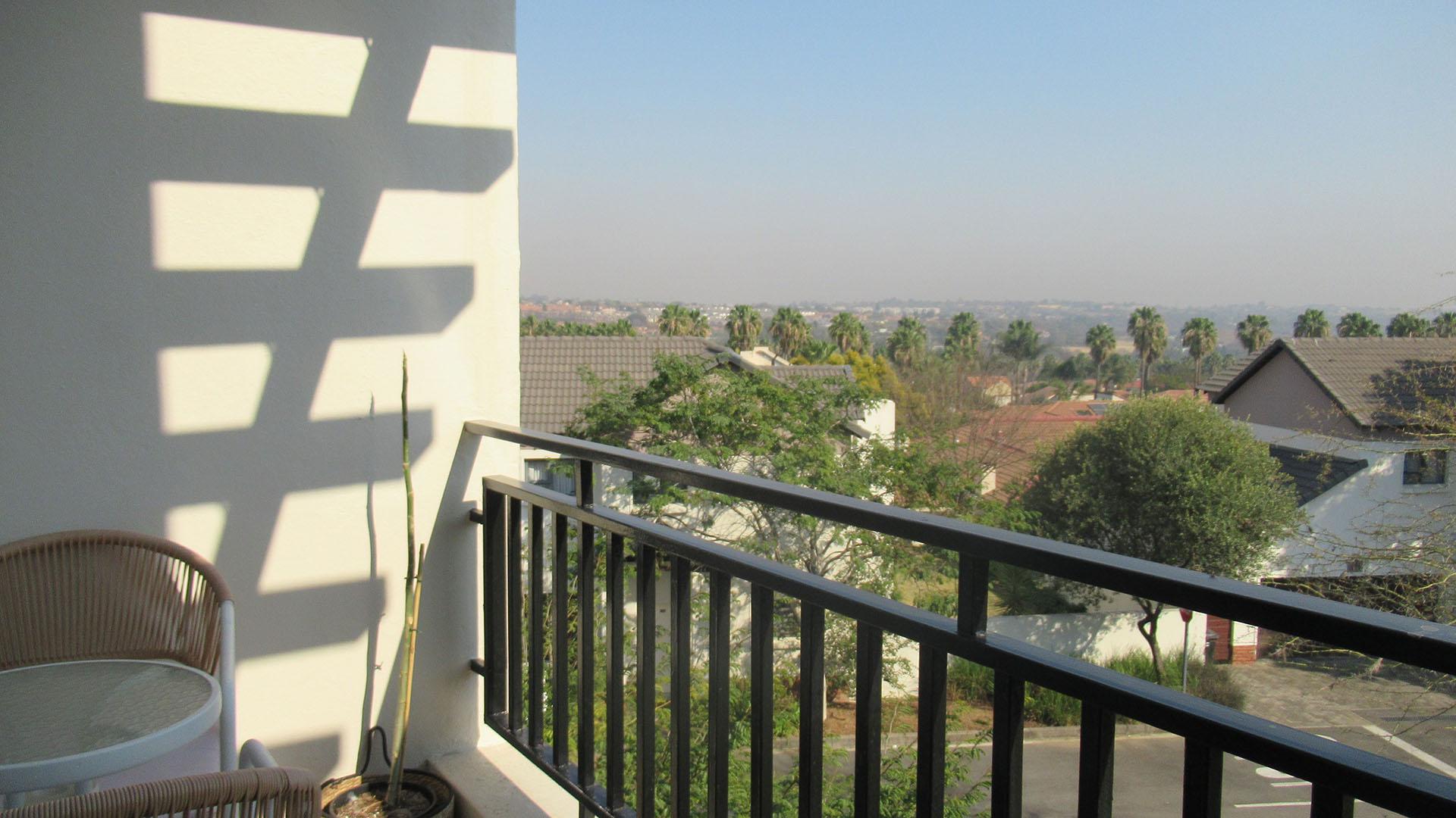 Balcony - 37 square meters of property in Fourways