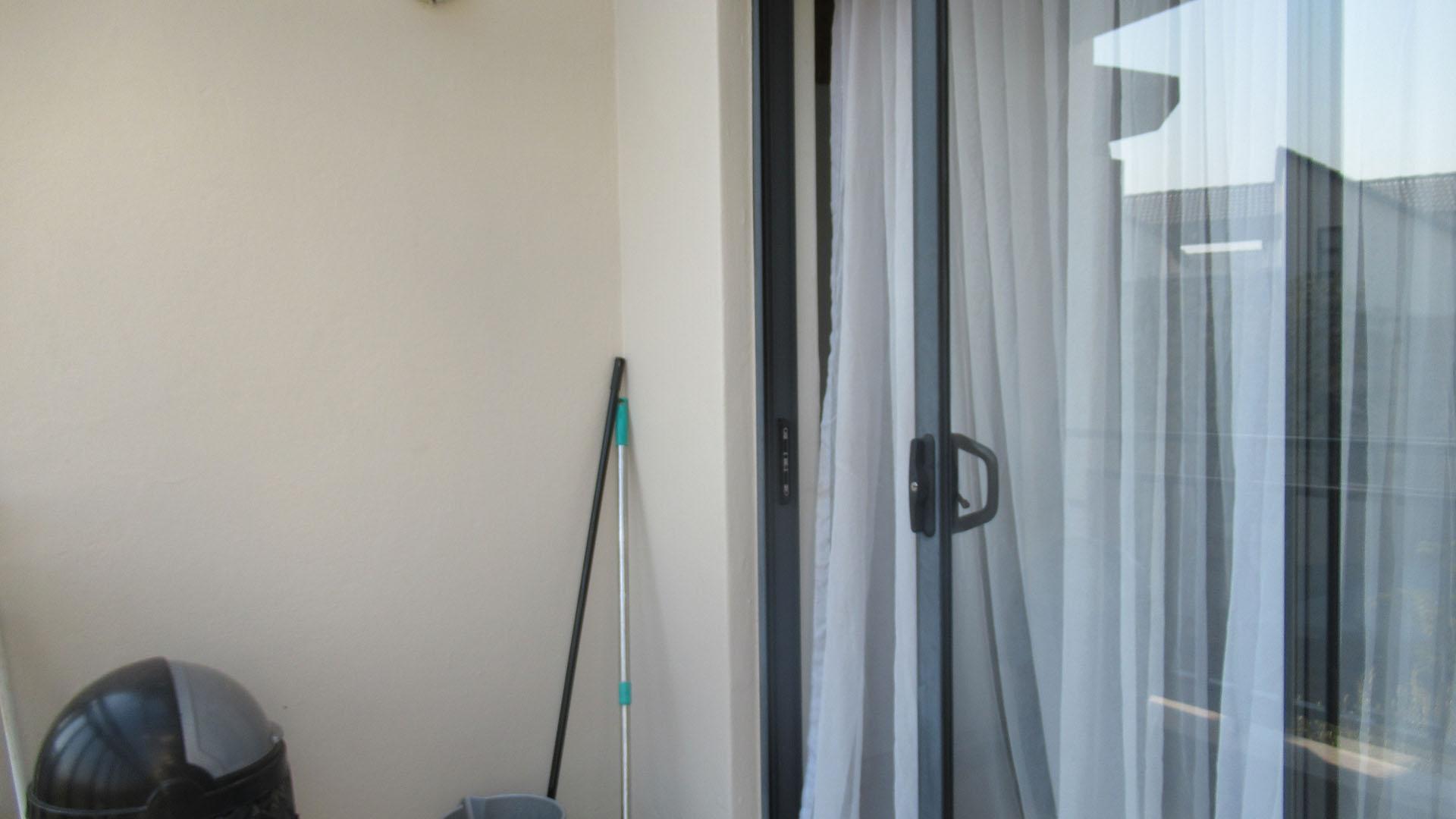 Balcony - 37 square meters of property in Fourways