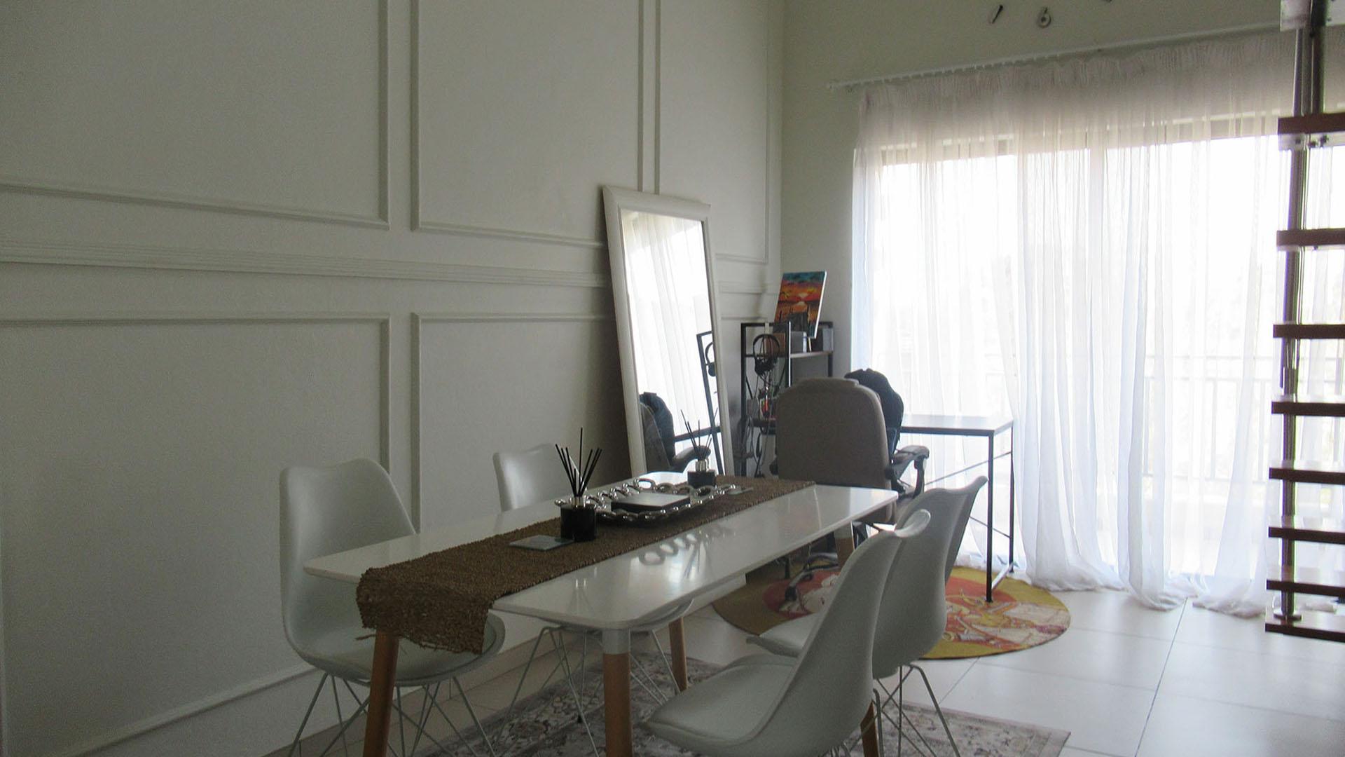 Dining Room - 21 square meters of property in Fourways