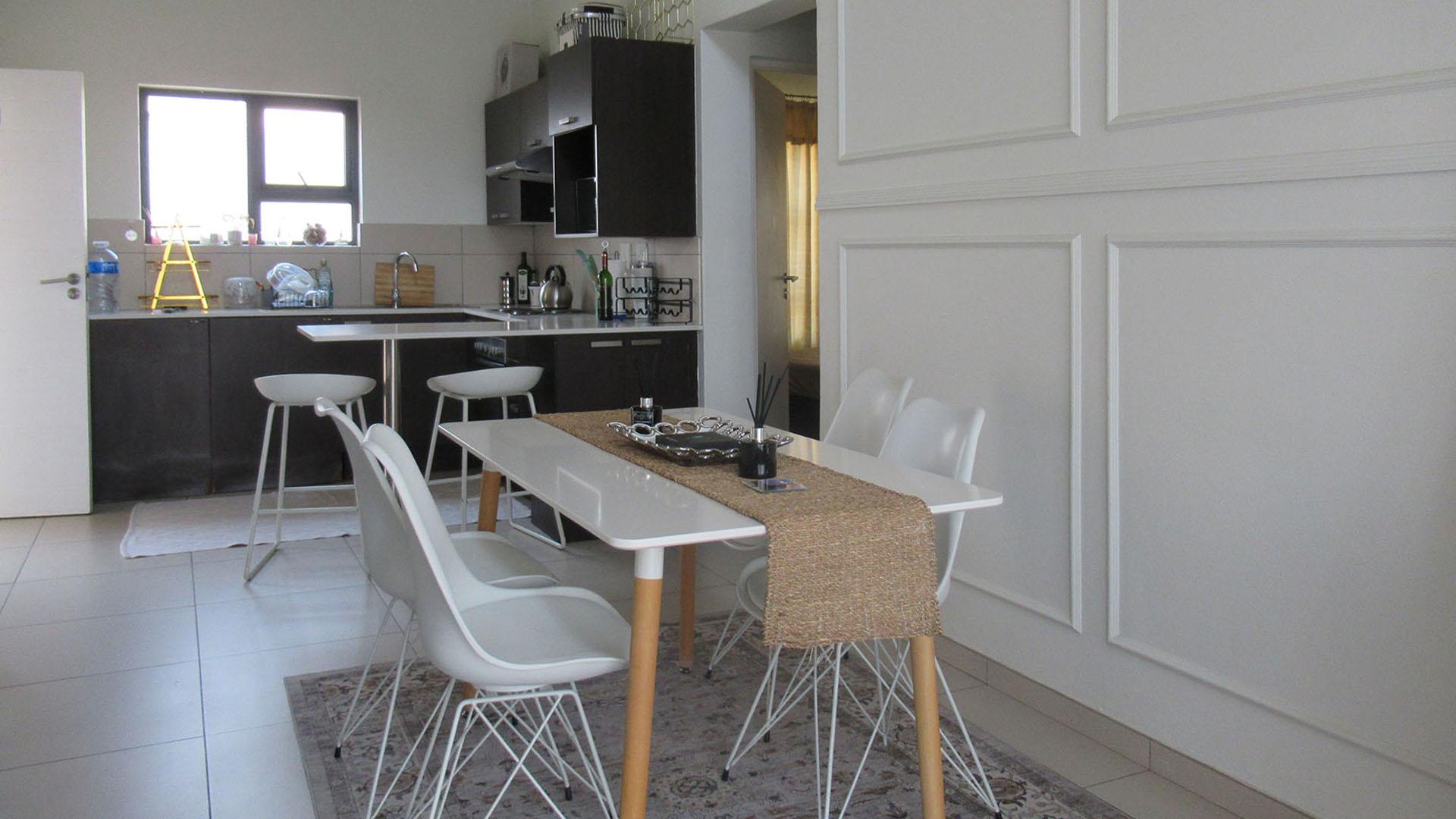 Dining Room - 21 square meters of property in Fourways