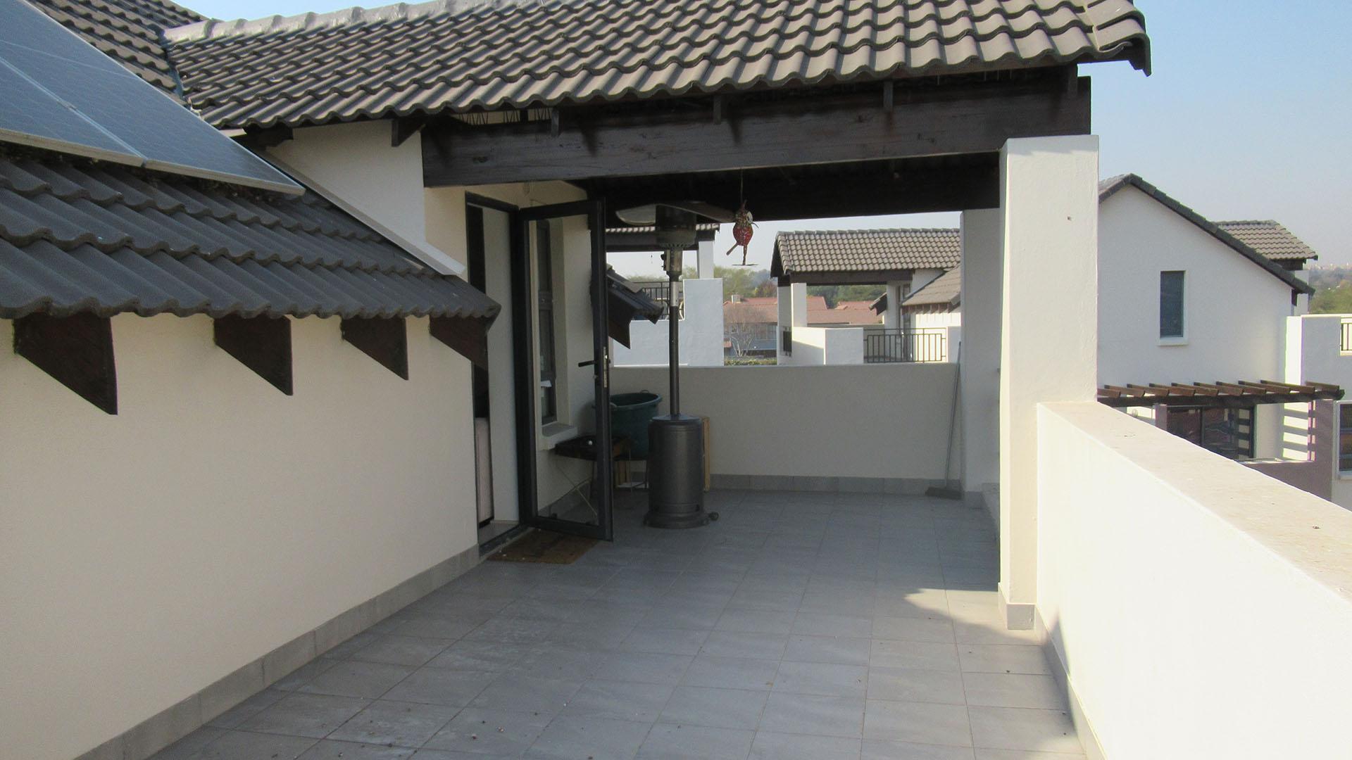 Balcony - 37 square meters of property in Fourways