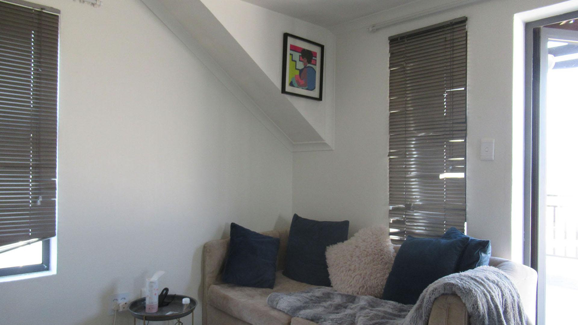 Lounges - 11 square meters of property in Fourways