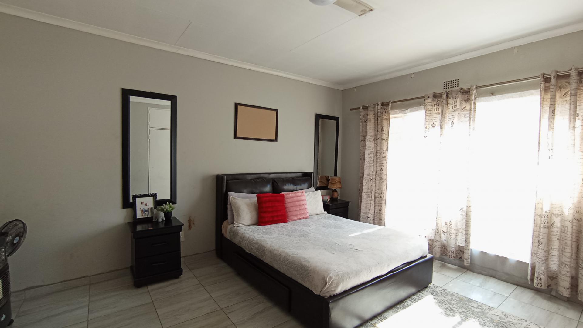 Bed Room 1 - 80 square meters of property in Elsburg