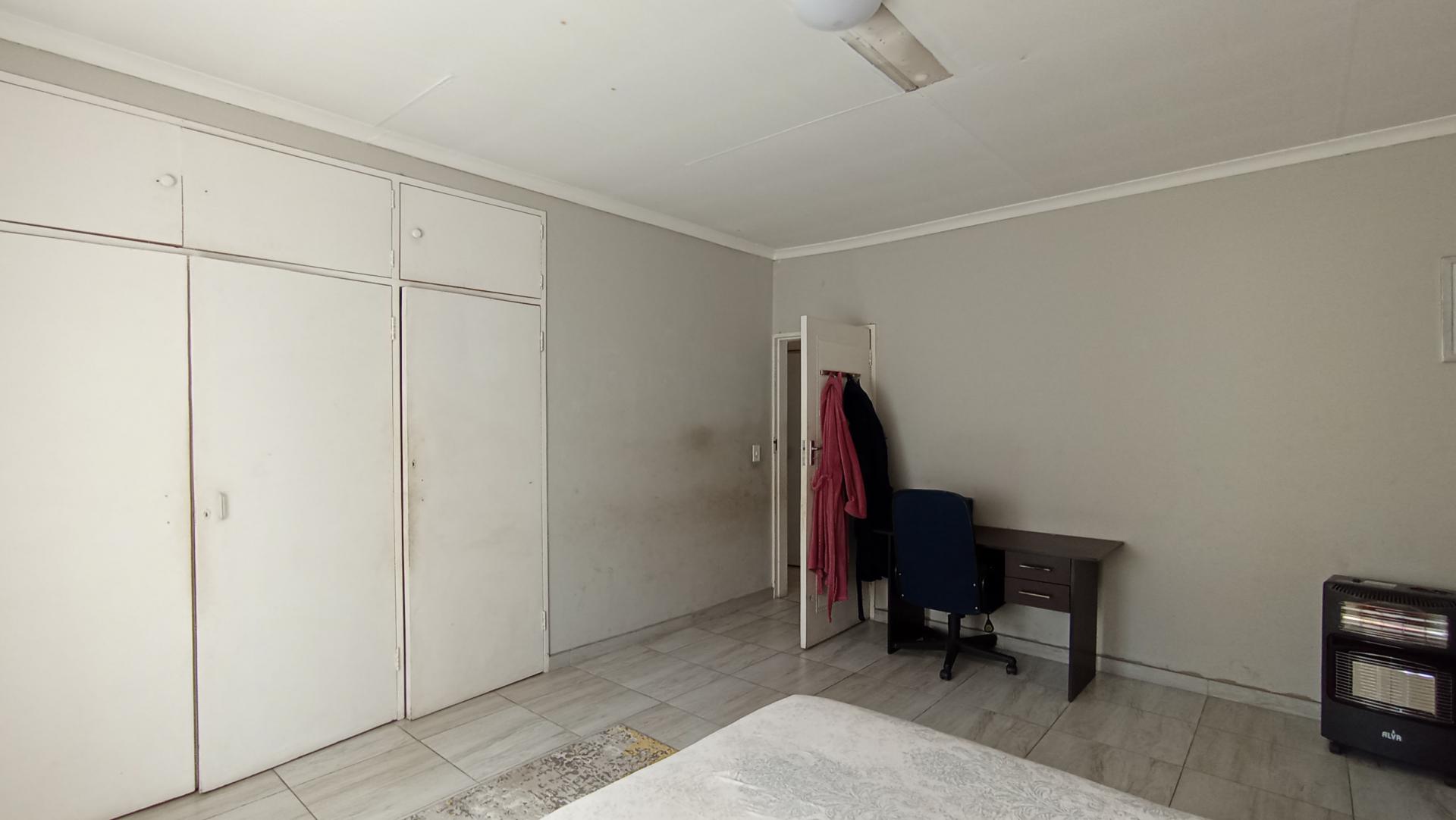 Bed Room 1 - 80 square meters of property in Elsburg