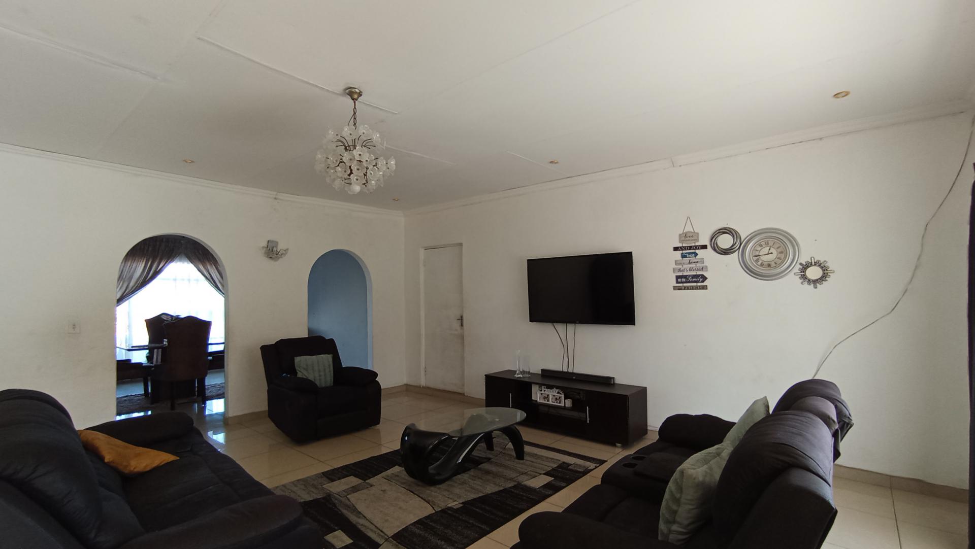 Lounges - 45 square meters of property in Elsburg