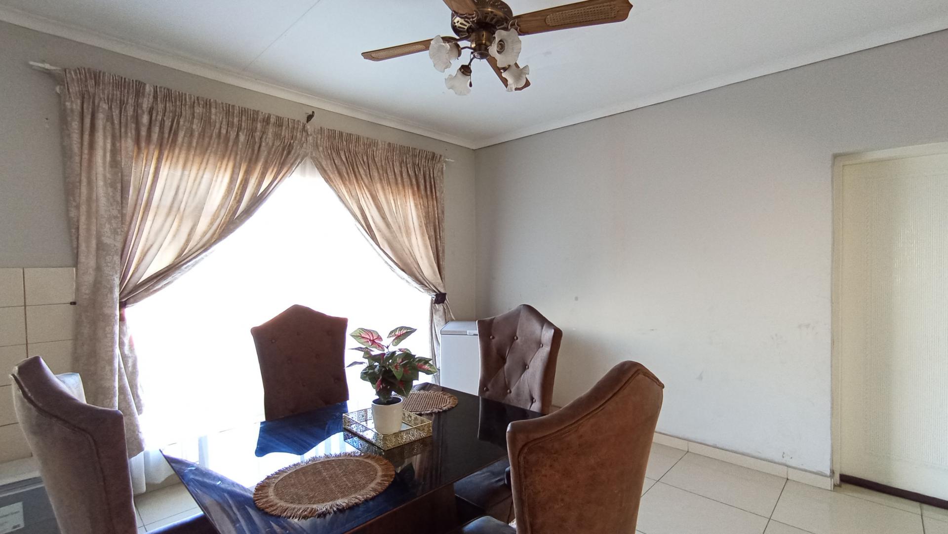 Dining Room - 17 square meters of property in Elsburg