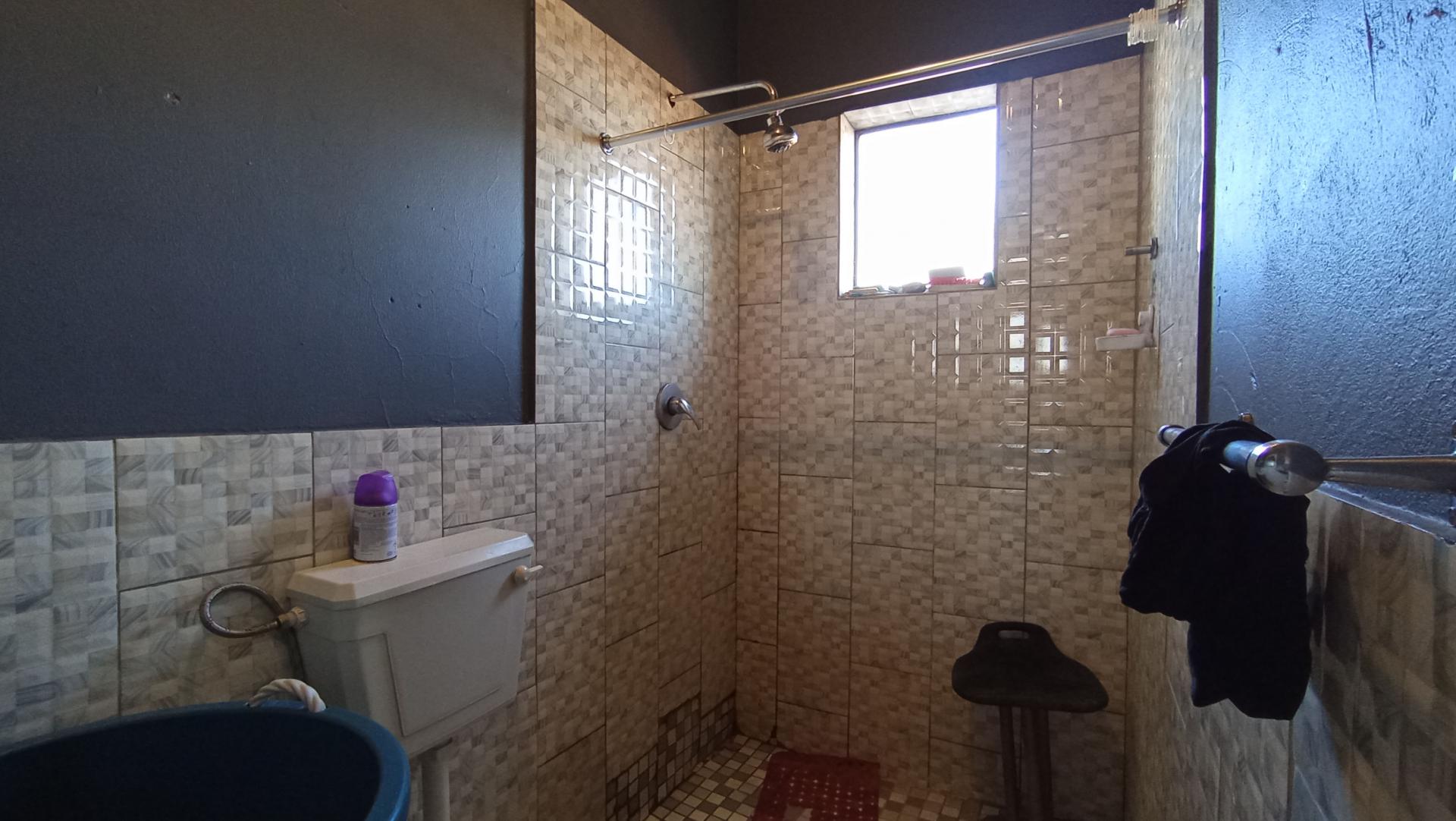 Bathroom 1 - 33 square meters of property in Elsburg