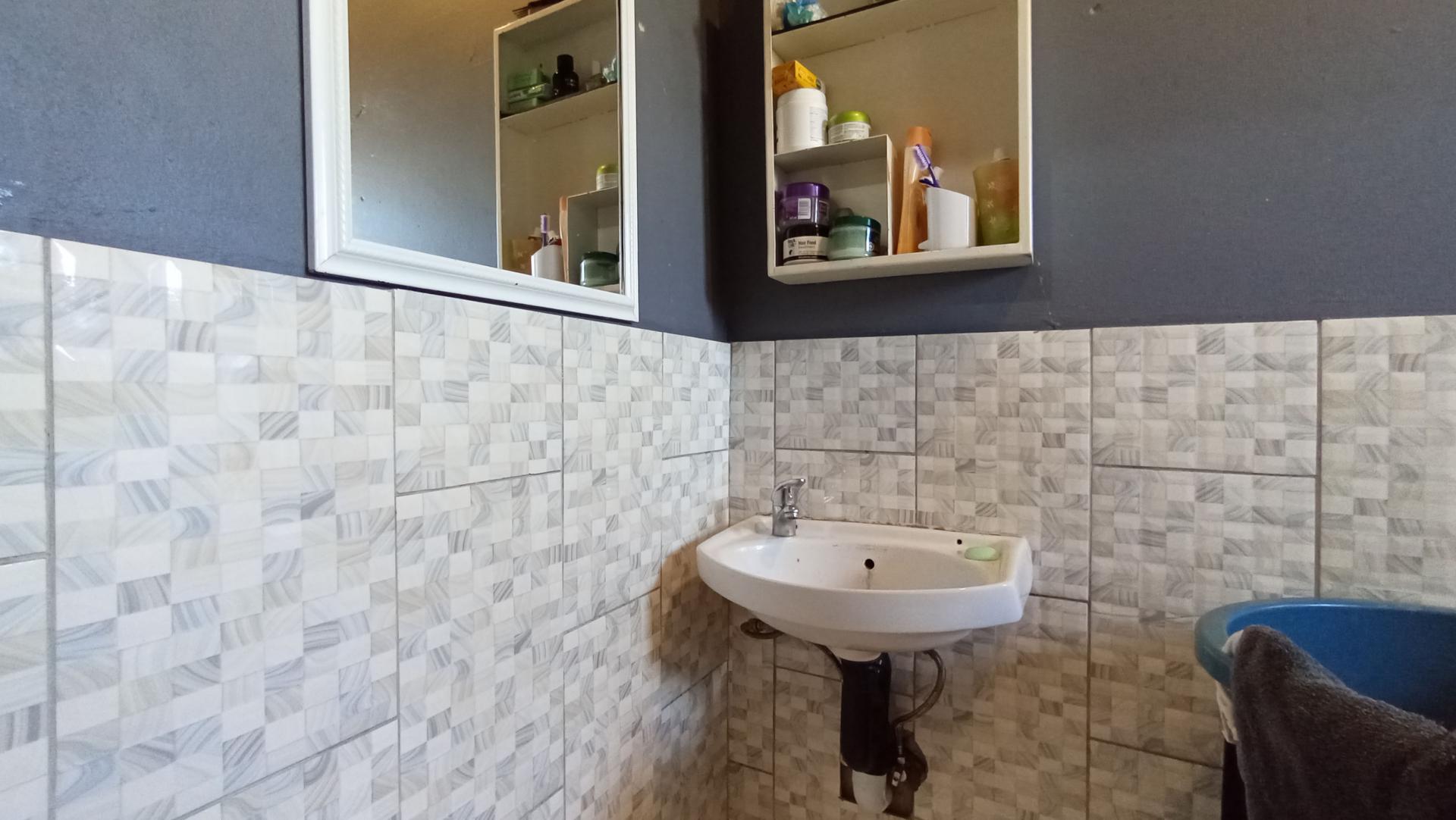 Bathroom 1 - 33 square meters of property in Elsburg