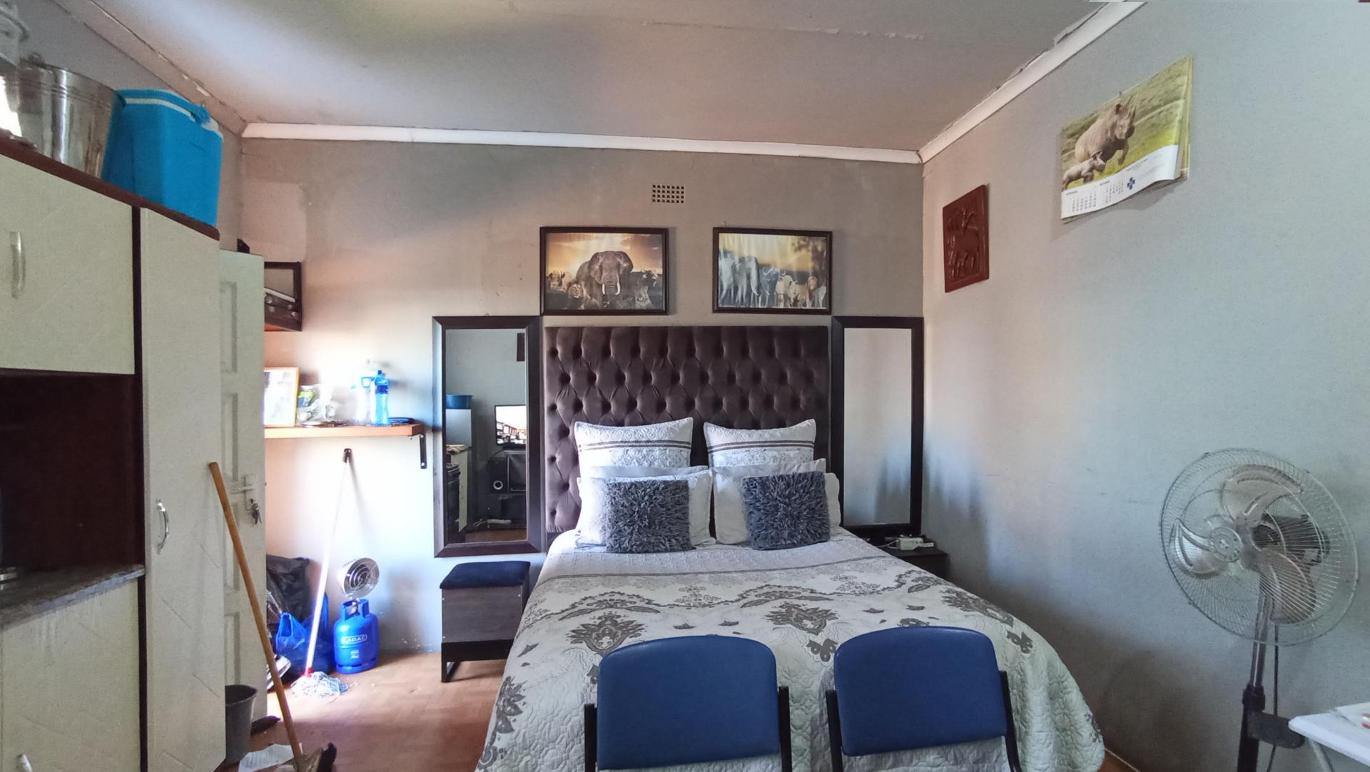 Bed Room 1 - 80 square meters of property in Elsburg