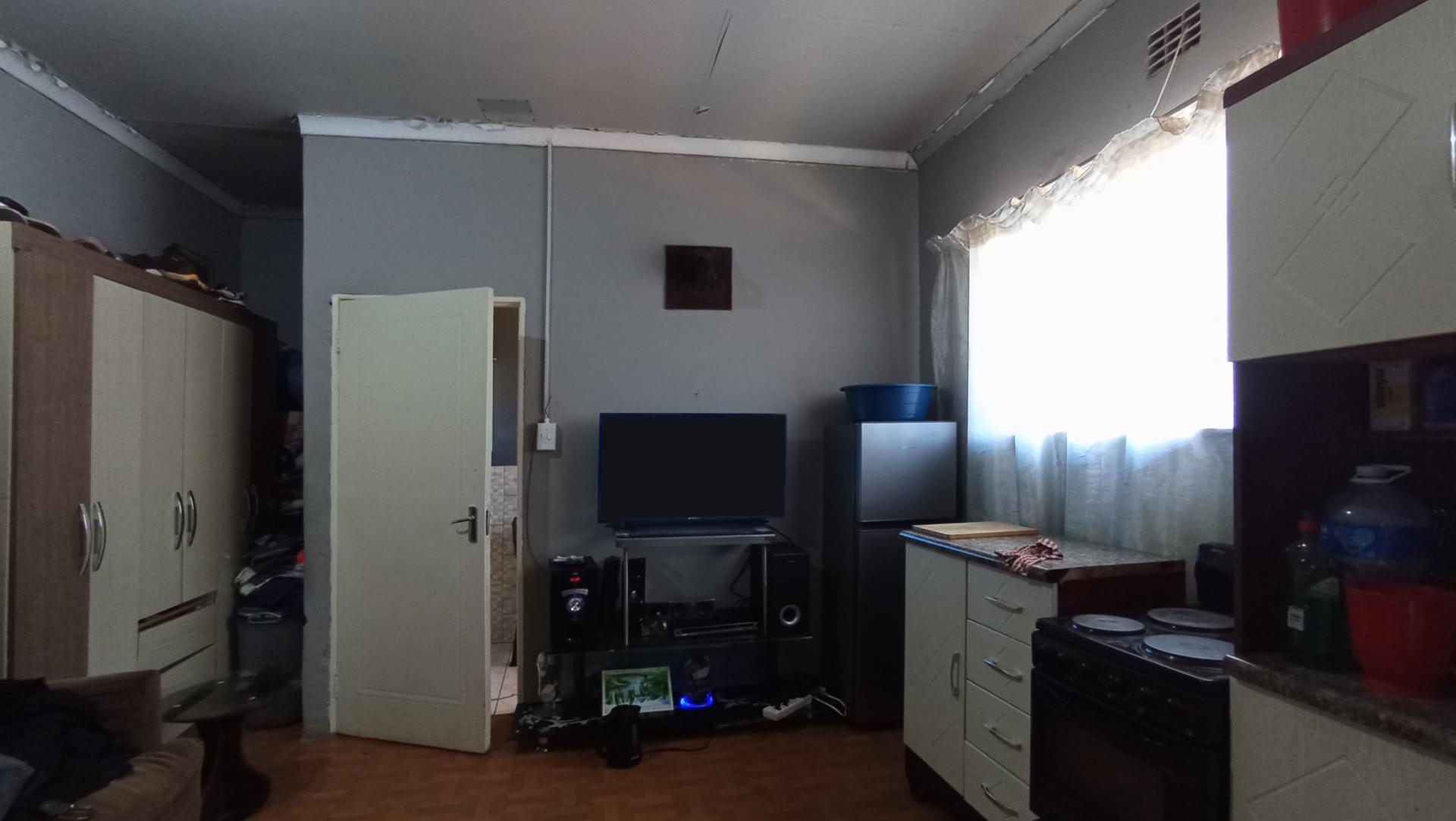 Bed Room 1 - 80 square meters of property in Elsburg