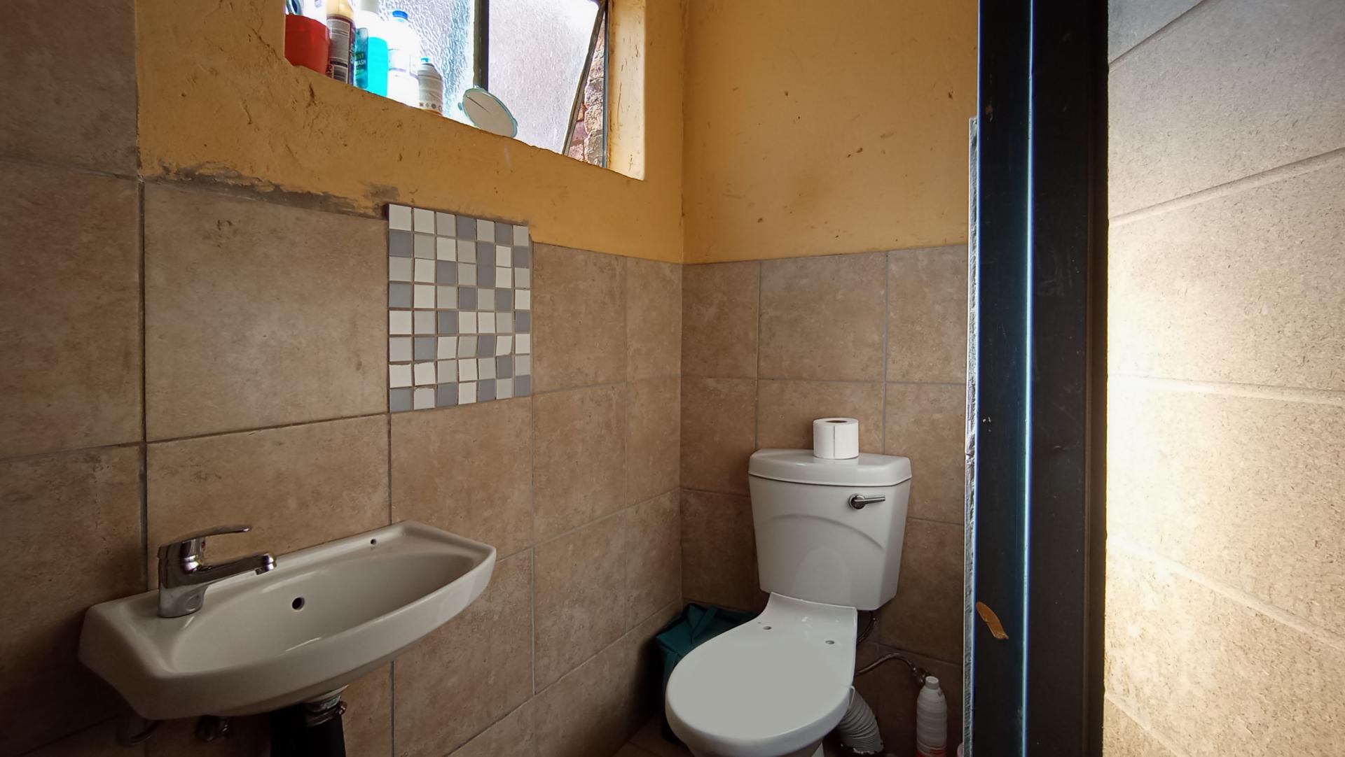 Bathroom 1 - 33 square meters of property in Elsburg