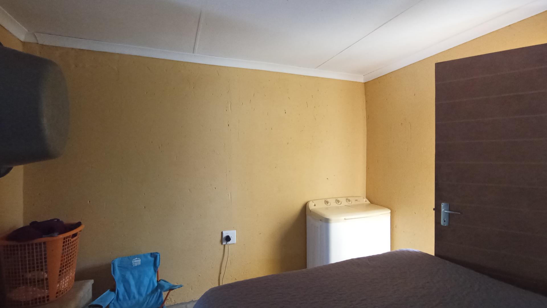 Bed Room 1 - 80 square meters of property in Elsburg