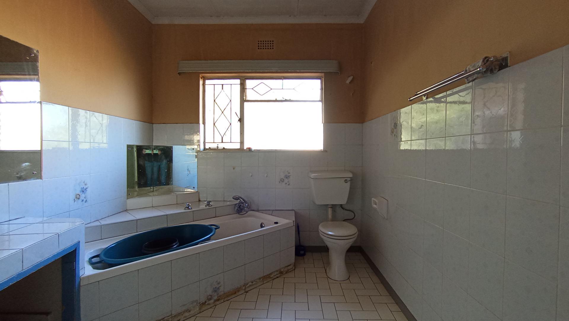 Bathroom 1 - 33 square meters of property in Elsburg