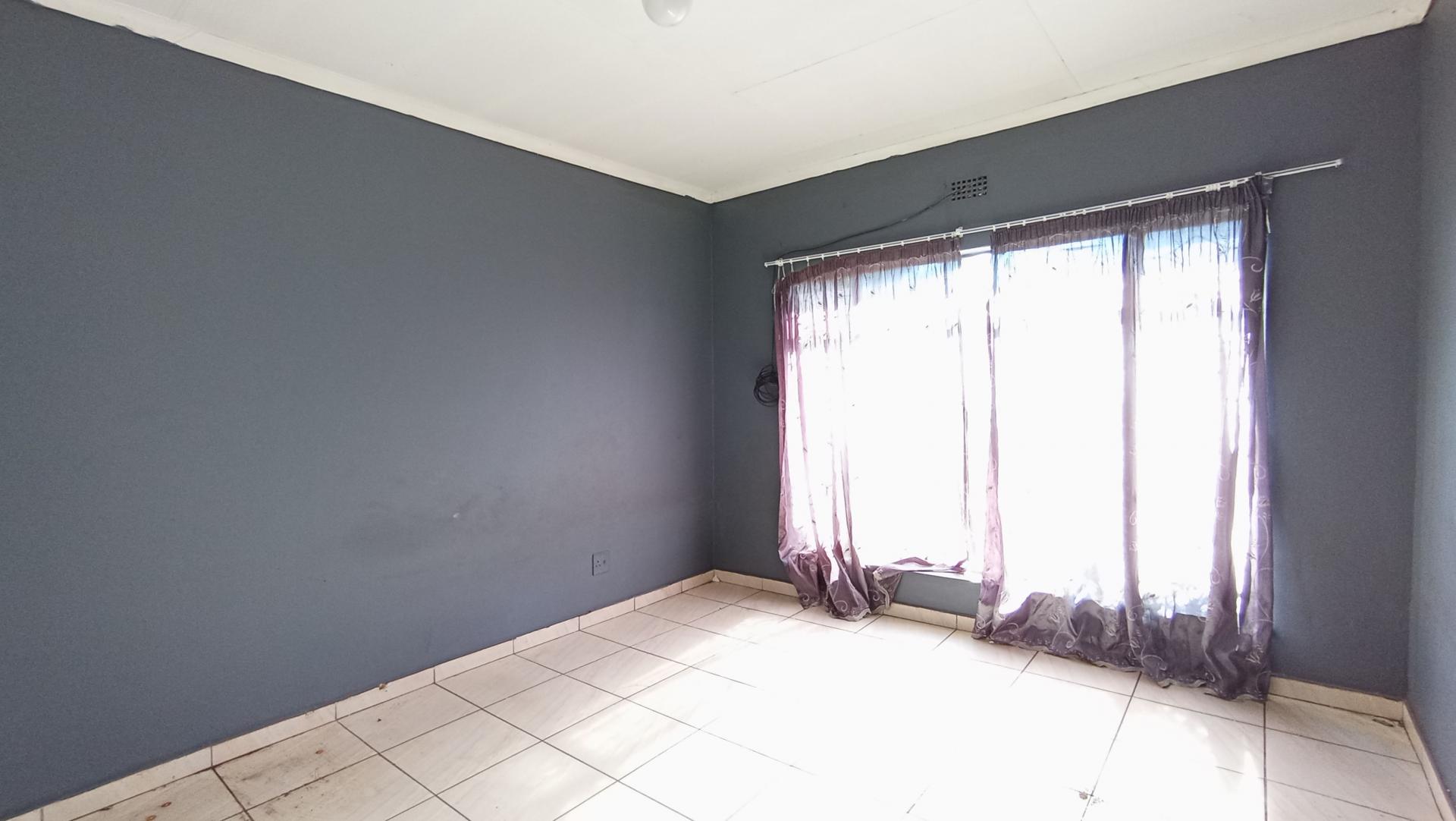 Bed Room 1 - 80 square meters of property in Elsburg