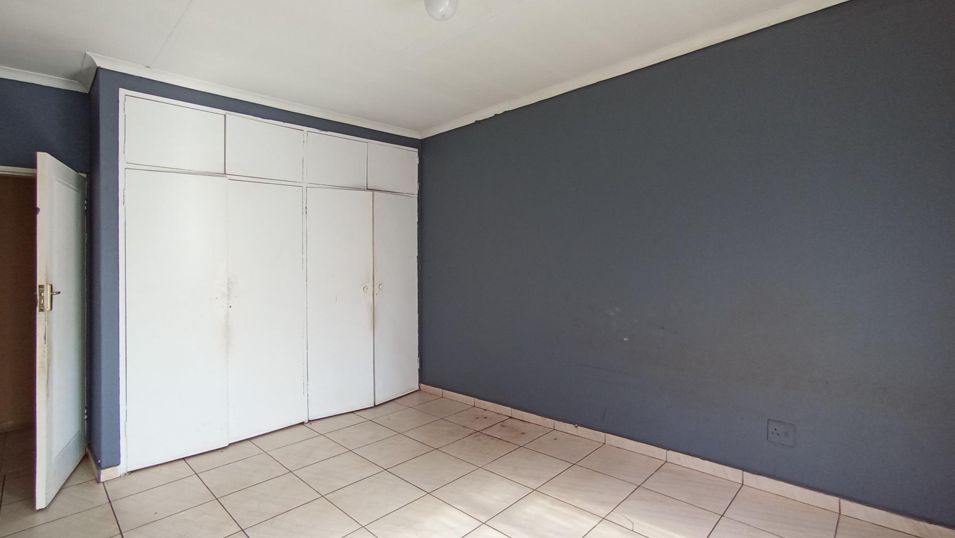 Bed Room 1 - 80 square meters of property in Elsburg