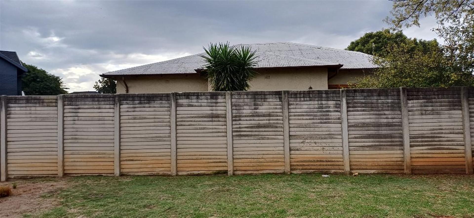Front View of property in Selection park