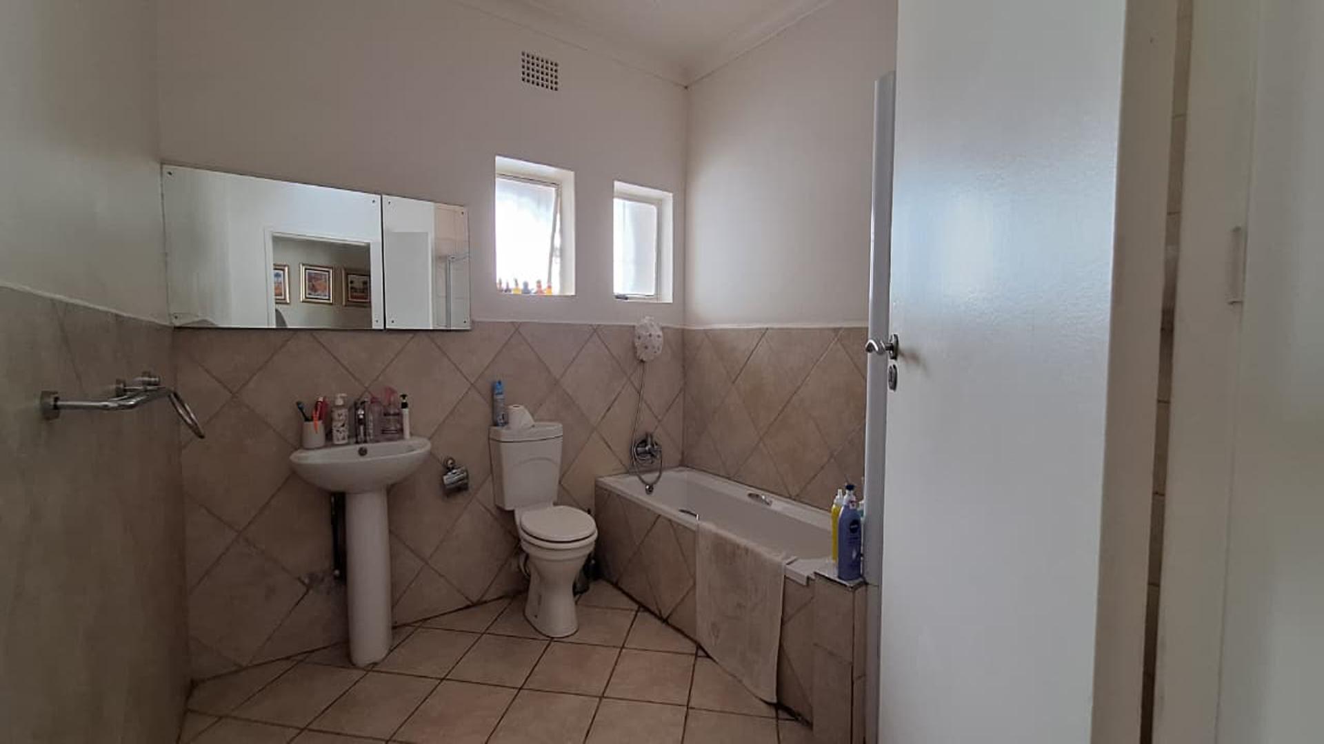 Bathroom 2 - 9 square meters of property in Sydenham - JHB