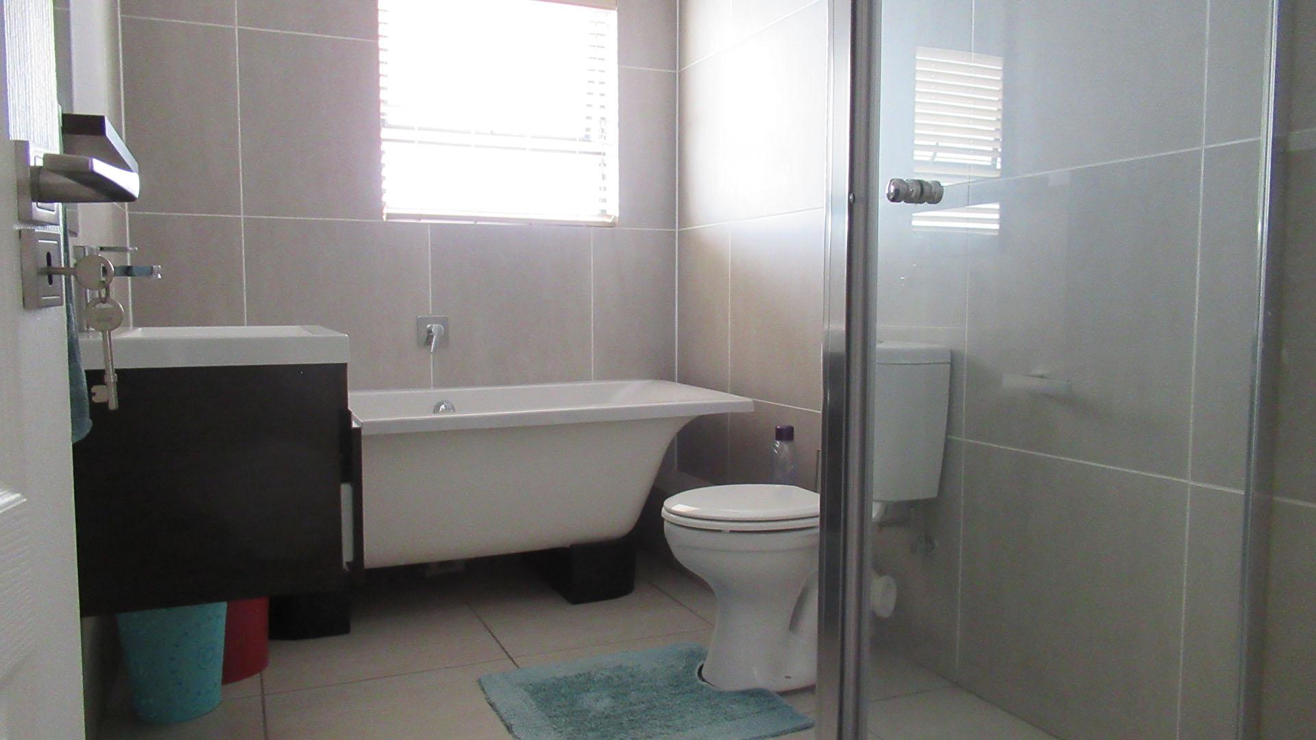 Bathroom 1 - 6 square meters of property in Greenstone Hill