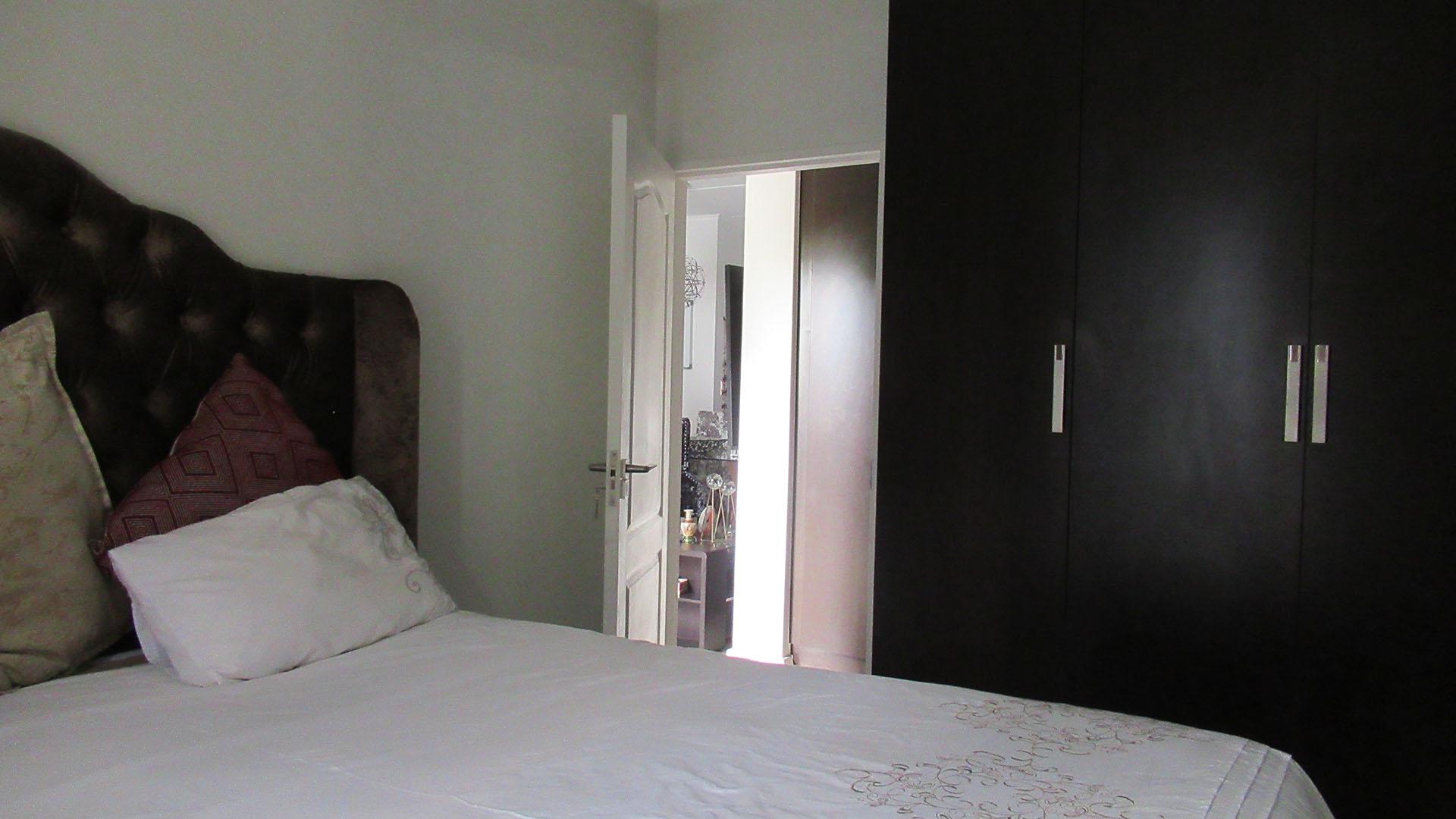 Main Bedroom - 12 square meters of property in Greenstone Hill