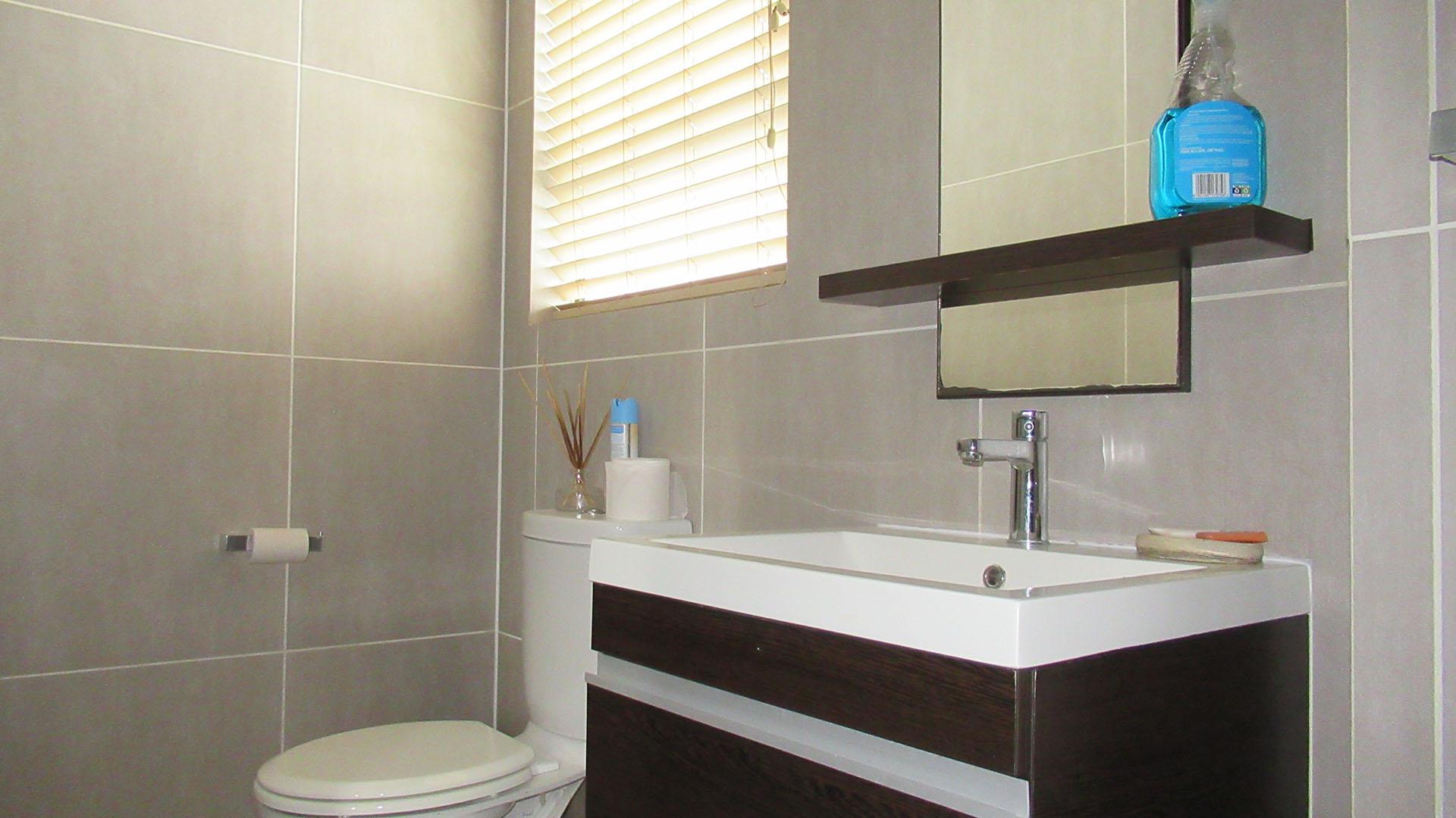 Main Bathroom - 7 square meters of property in Greenstone Hill