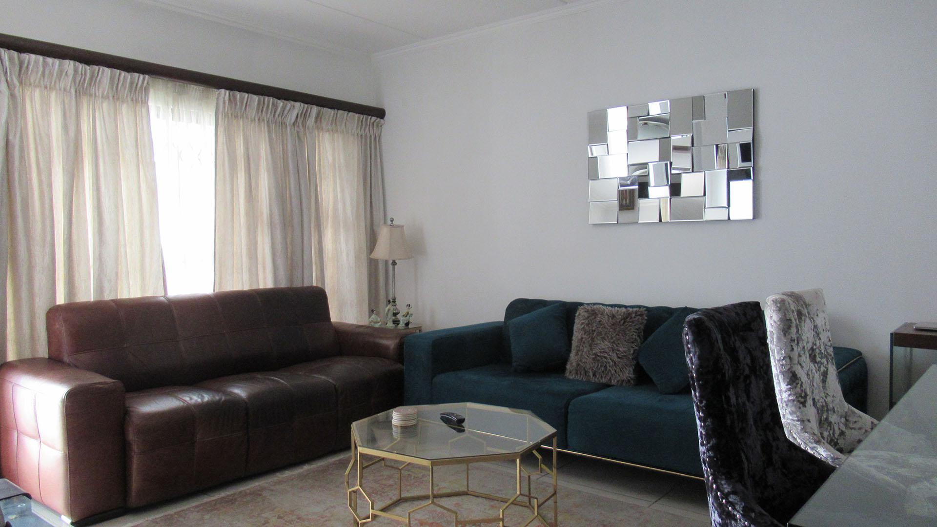 Lounges - 21 square meters of property in Greenstone Hill