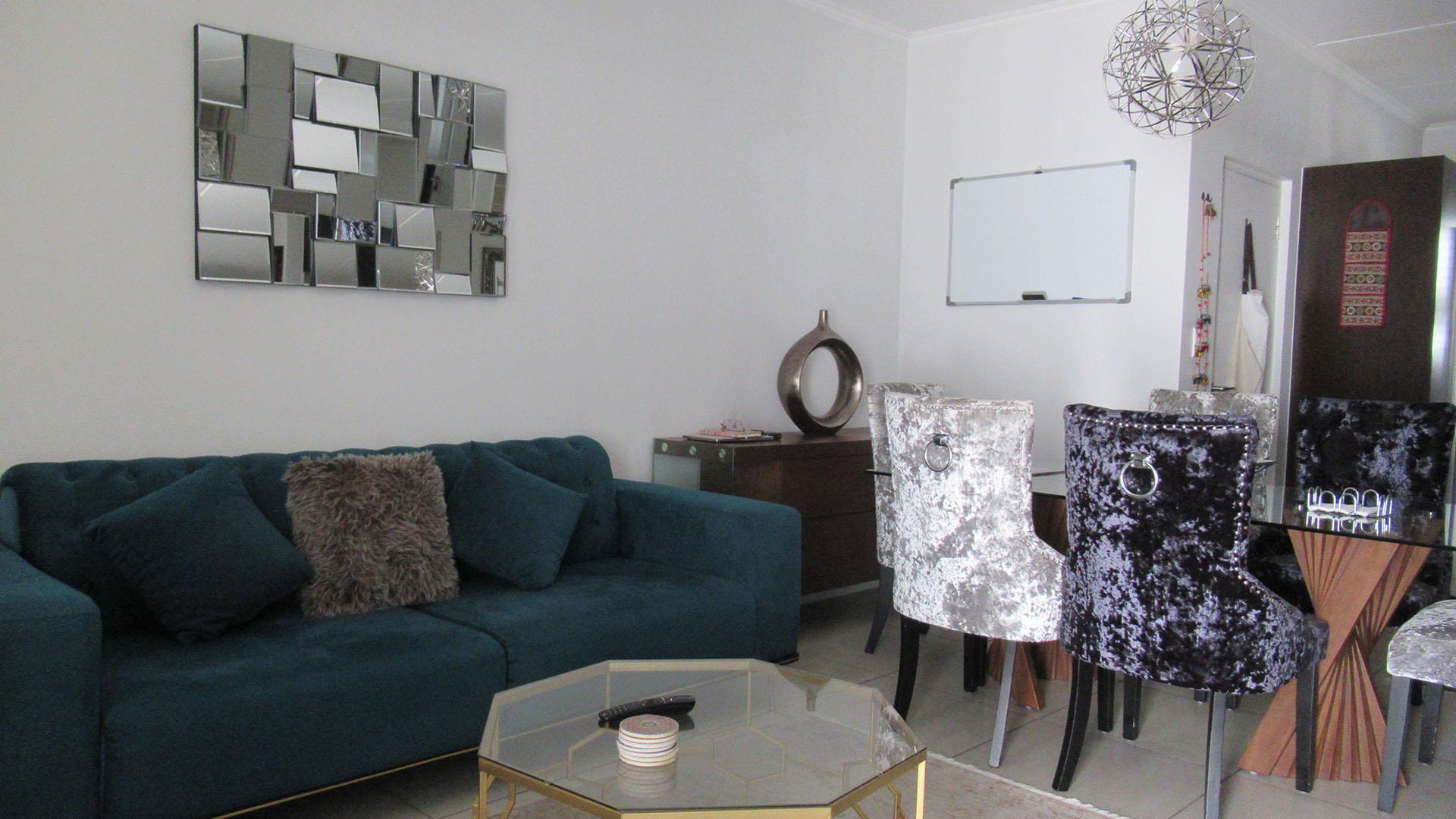 Lounges - 21 square meters of property in Greenstone Hill