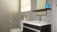 Main Bathroom - 7 square meters of property in Greenstone Hill